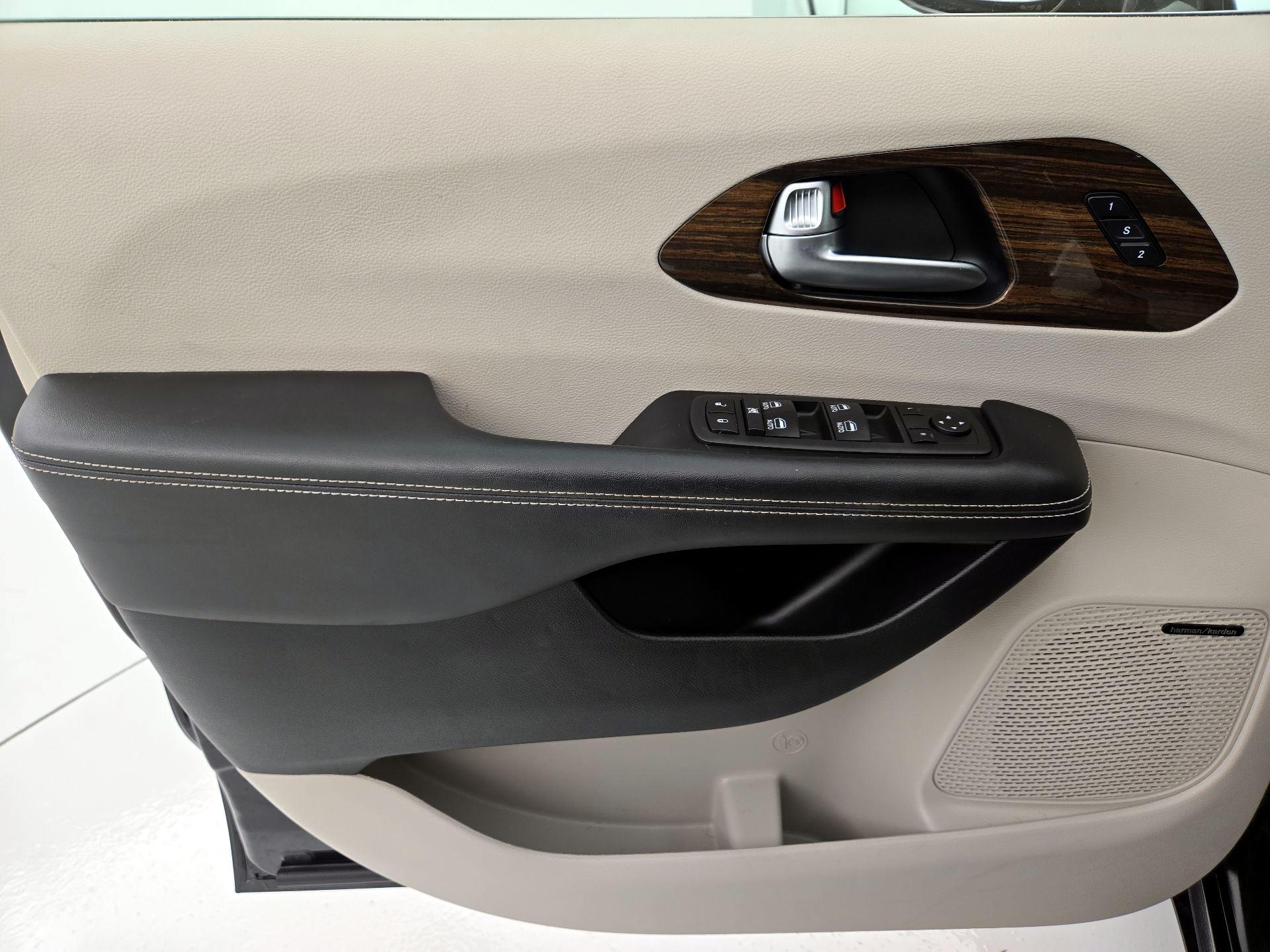 Thumbnail: 2022 Chrysler Pacifica - 12
