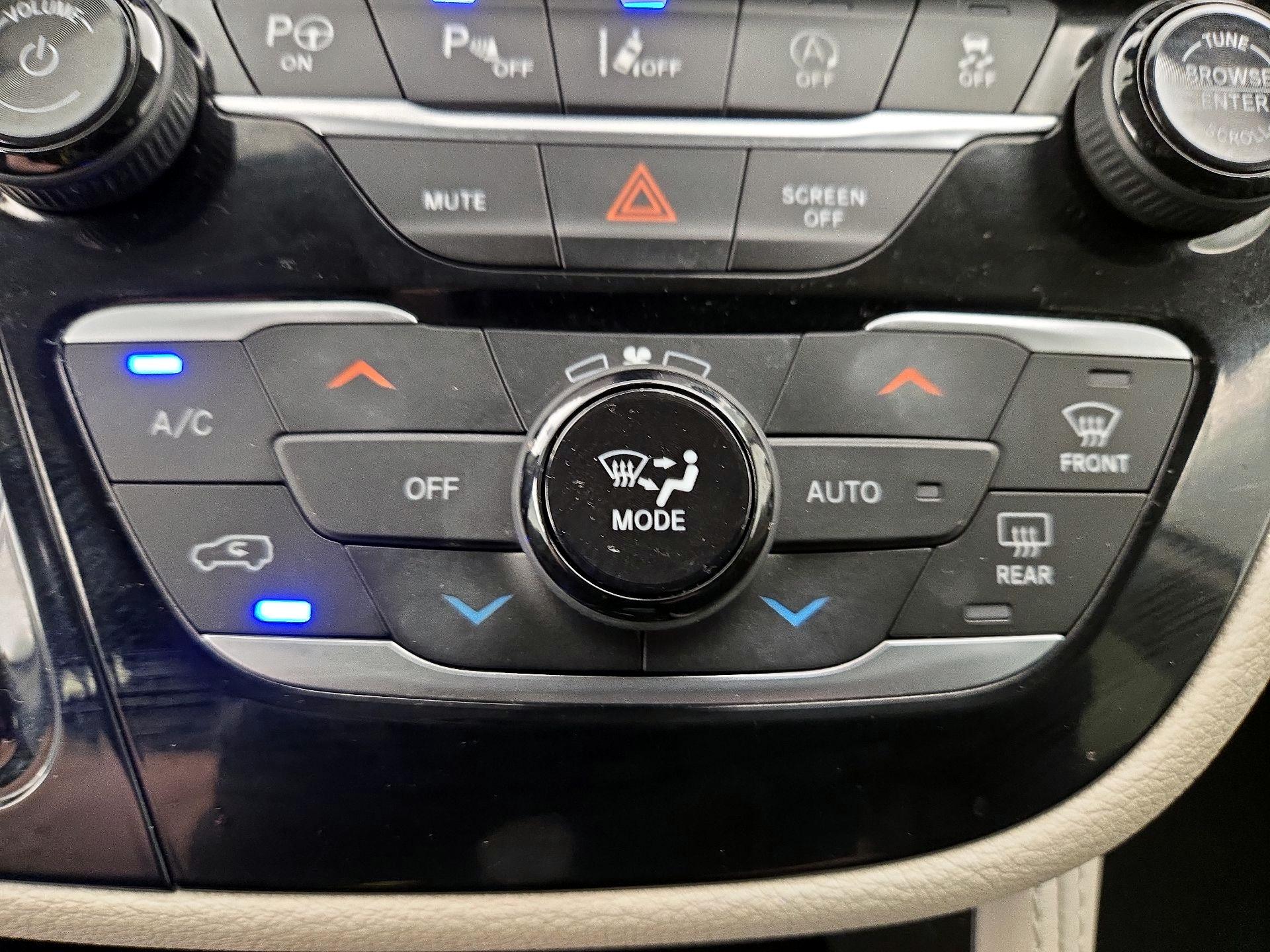 Thumbnail: 2022 Chrysler Pacifica - 17
