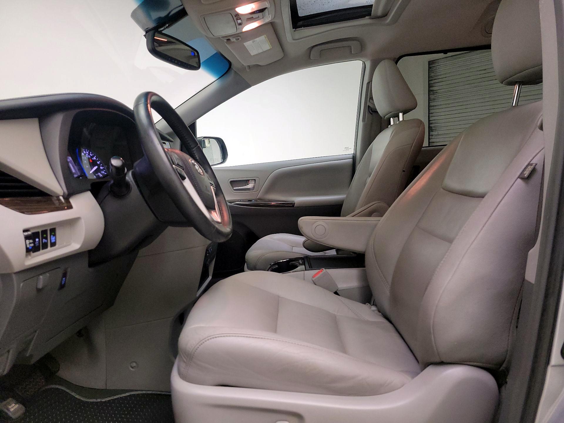 Thumbnail: 2016 Toyota Sienna - 11