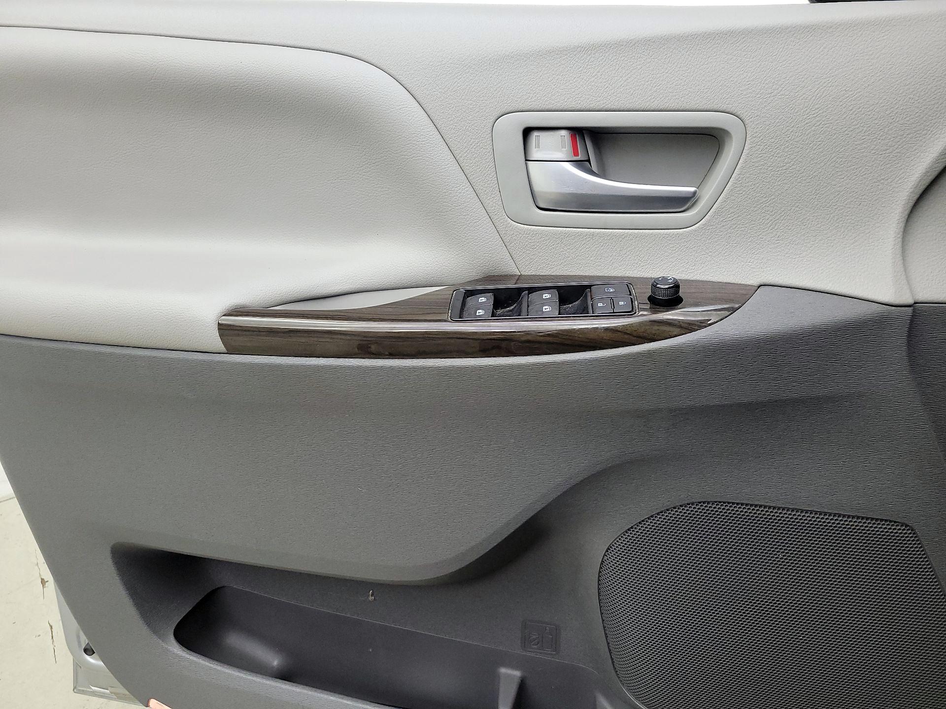 Thumbnail: 2016 Toyota Sienna - 12