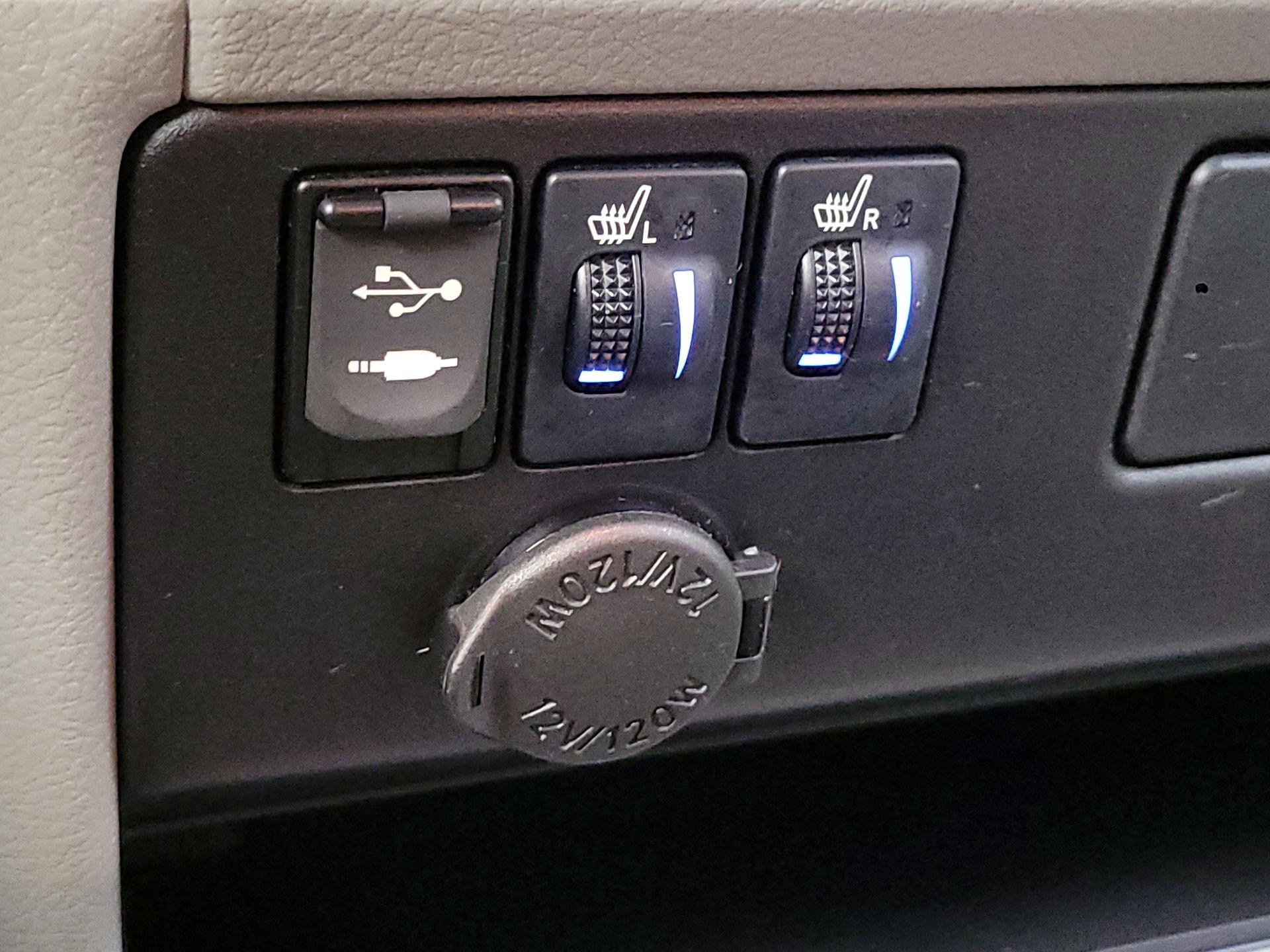 Thumbnail: 2016 Toyota Sienna - 18
