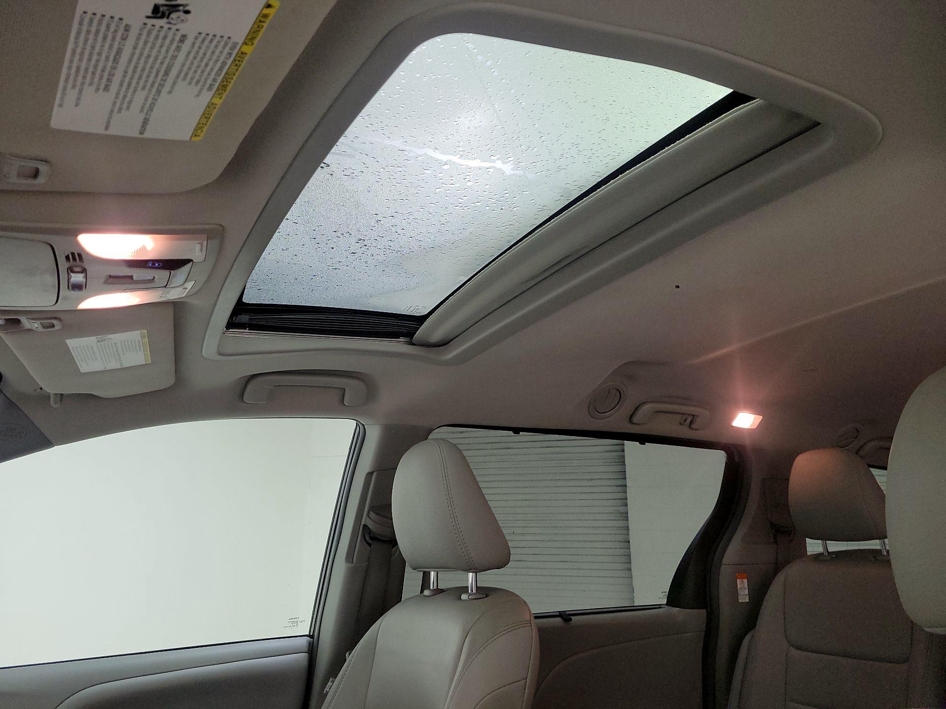 Thumbnail: 2016 Toyota Sienna - 19
