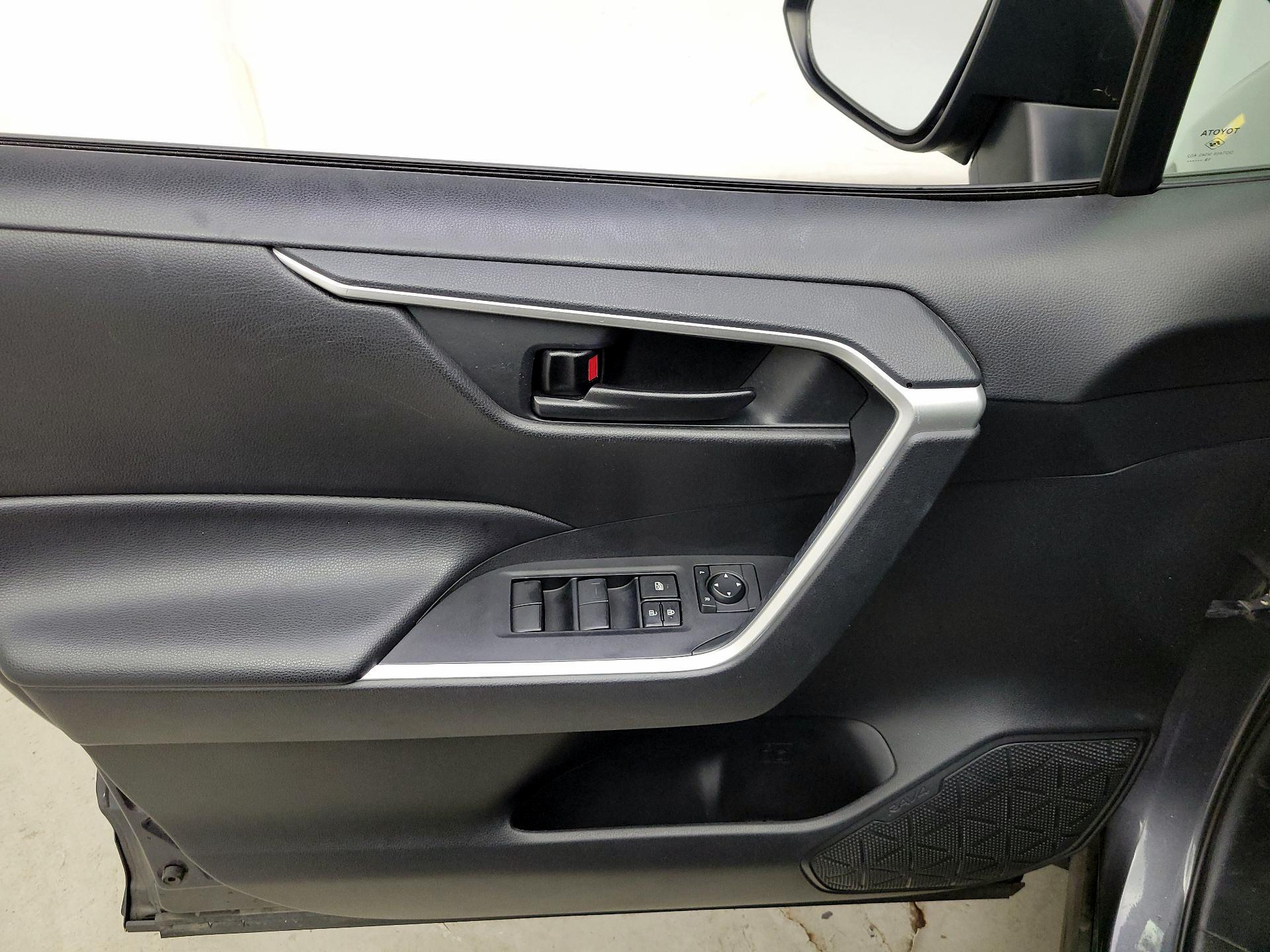 Thumbnail: 2020 Toyota RAV4 - 12