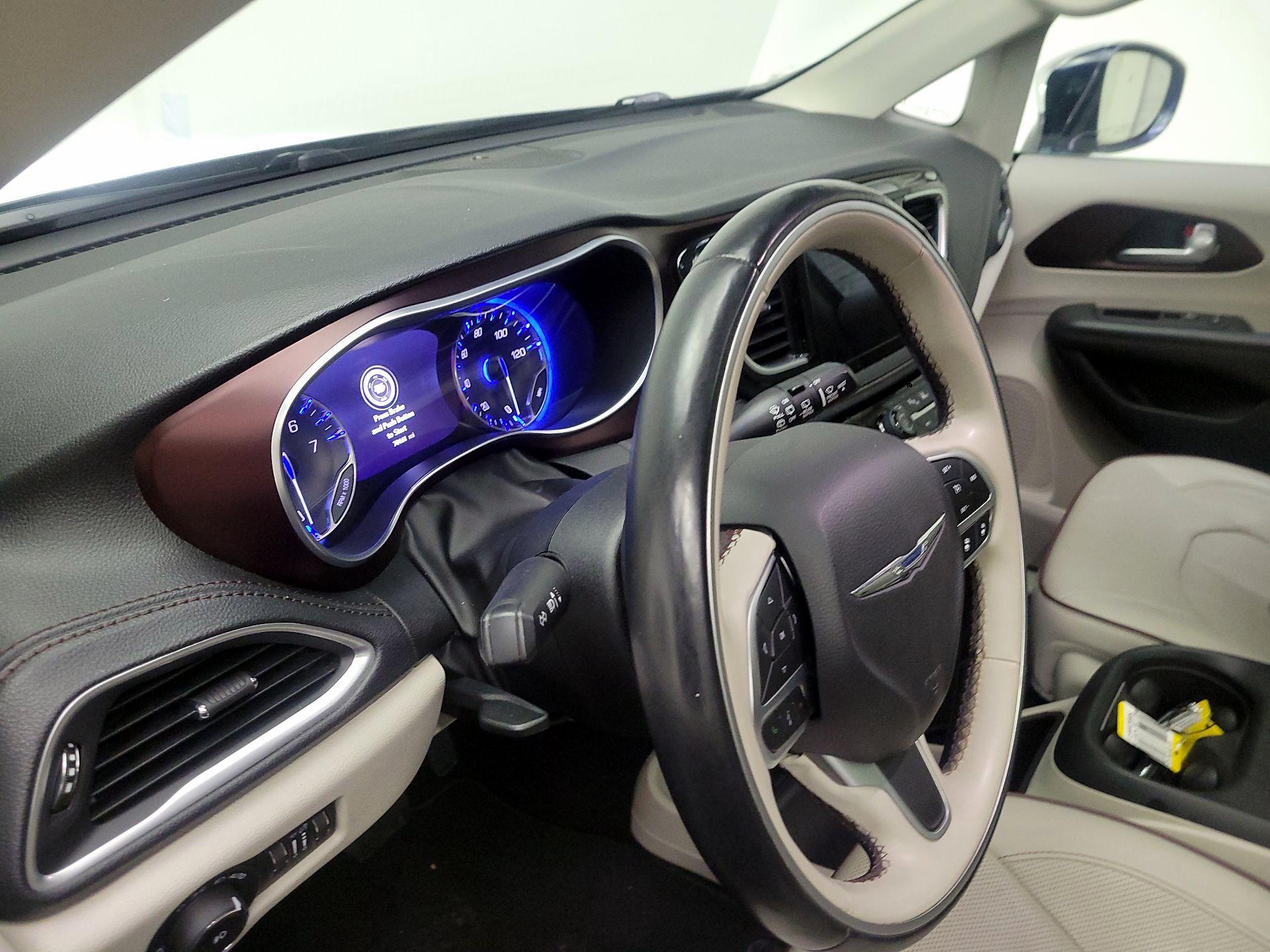 Thumbnail: 2018 Chrysler Pacifica - 9