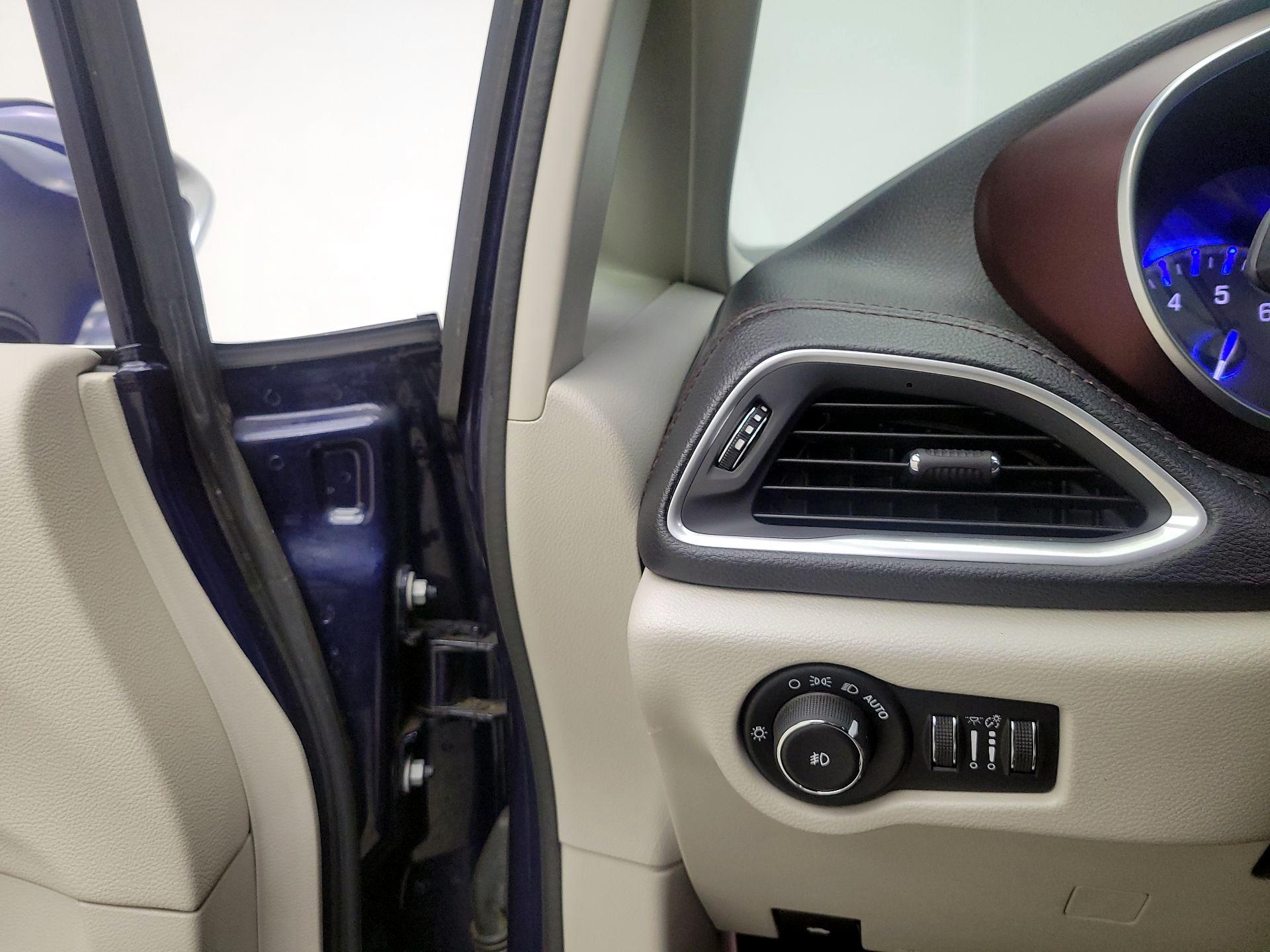 Thumbnail: 2018 Chrysler Pacifica - 13