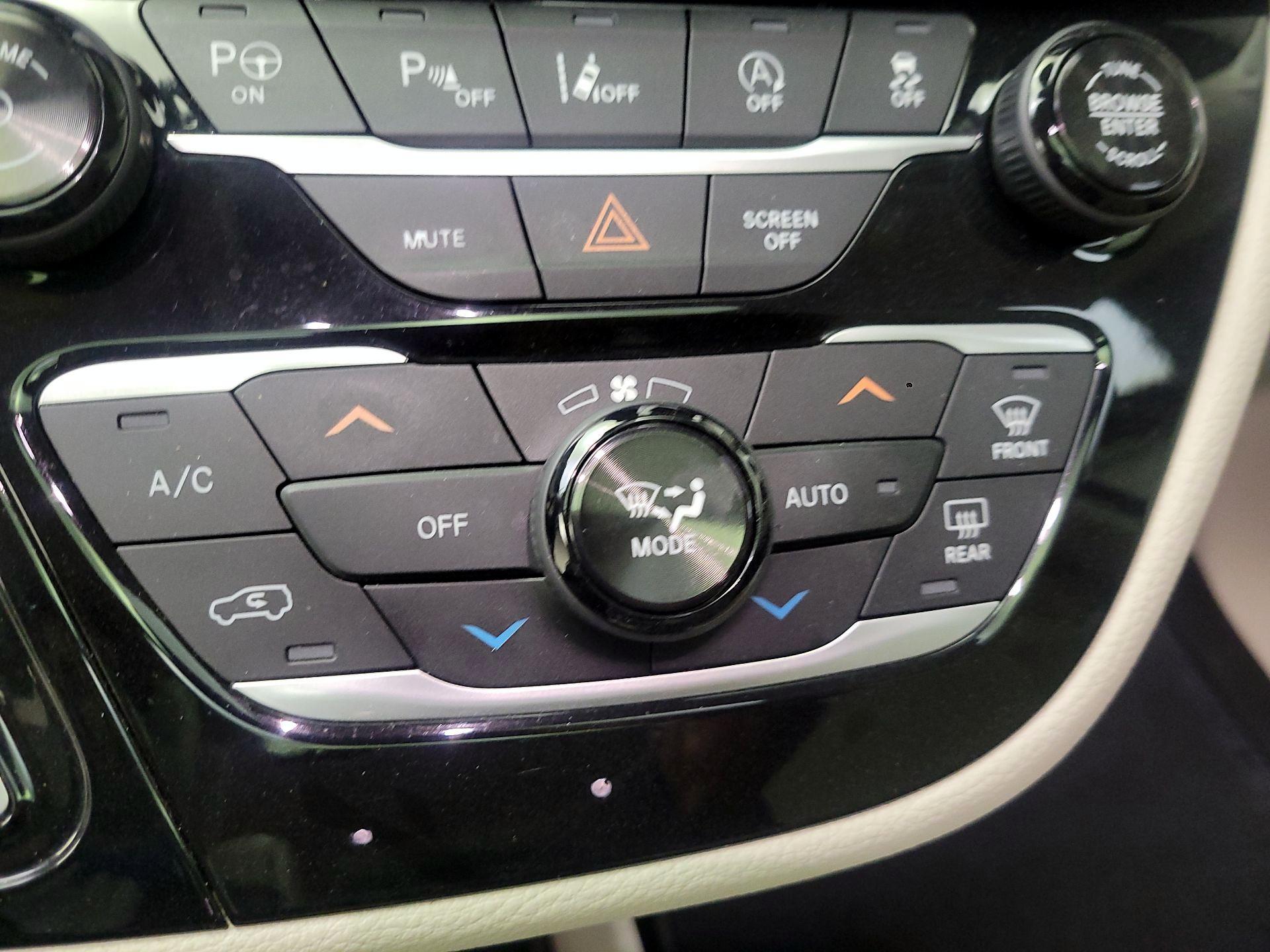 Thumbnail: 2018 Chrysler Pacifica - 16