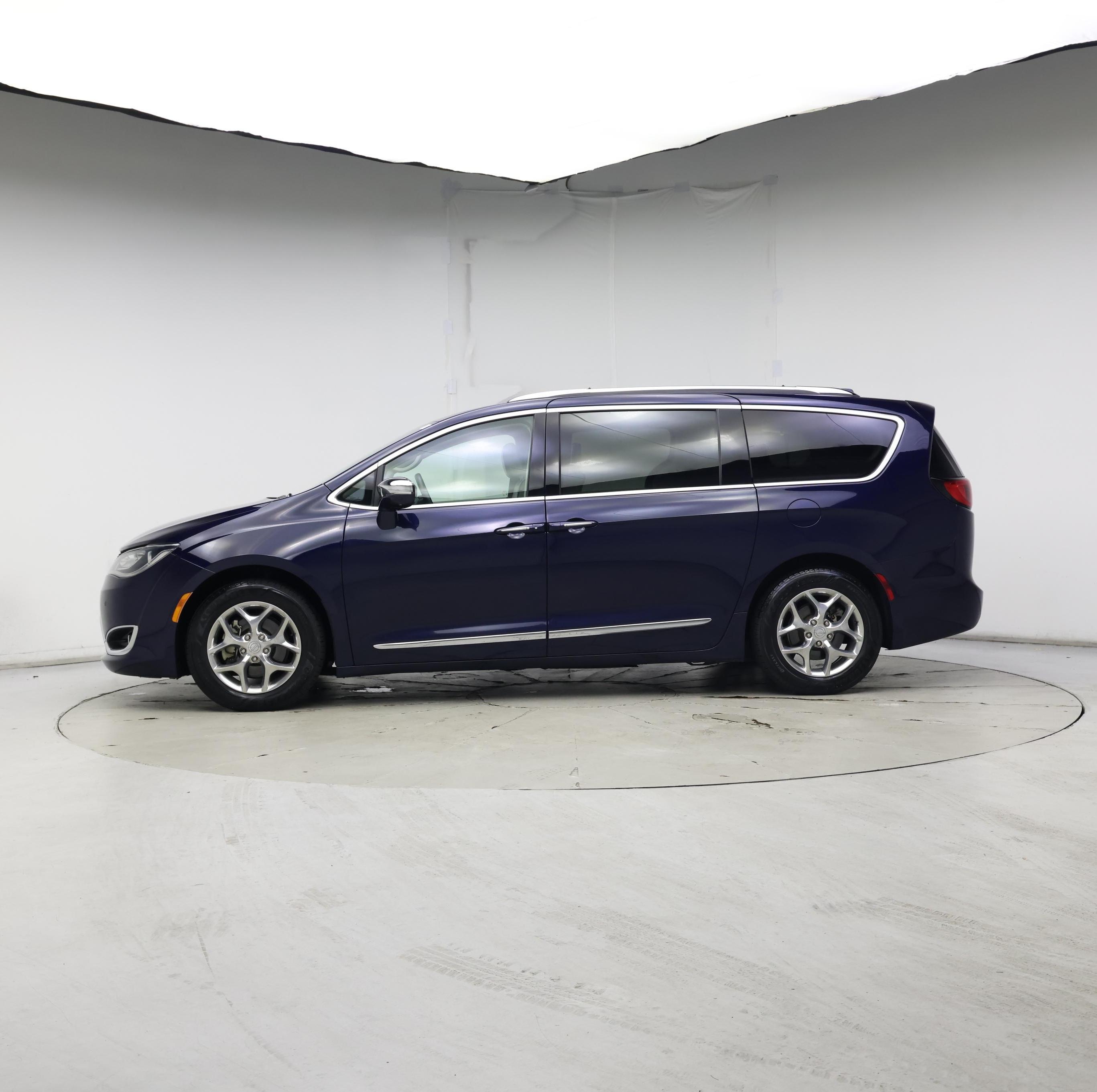 Thumbnail: 2018 Chrysler Pacifica - 3