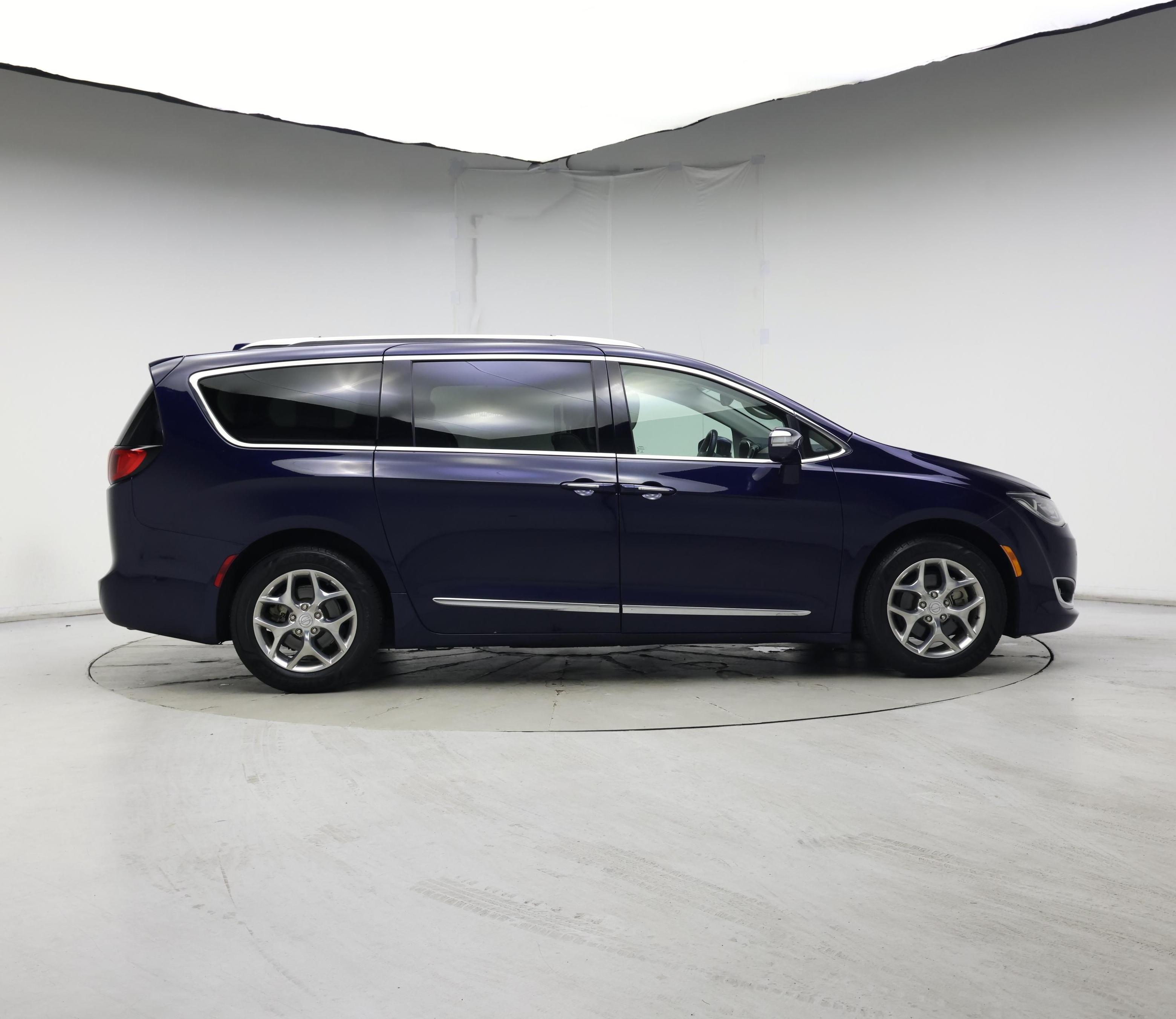 Thumbnail: 2018 Chrysler Pacifica - 7