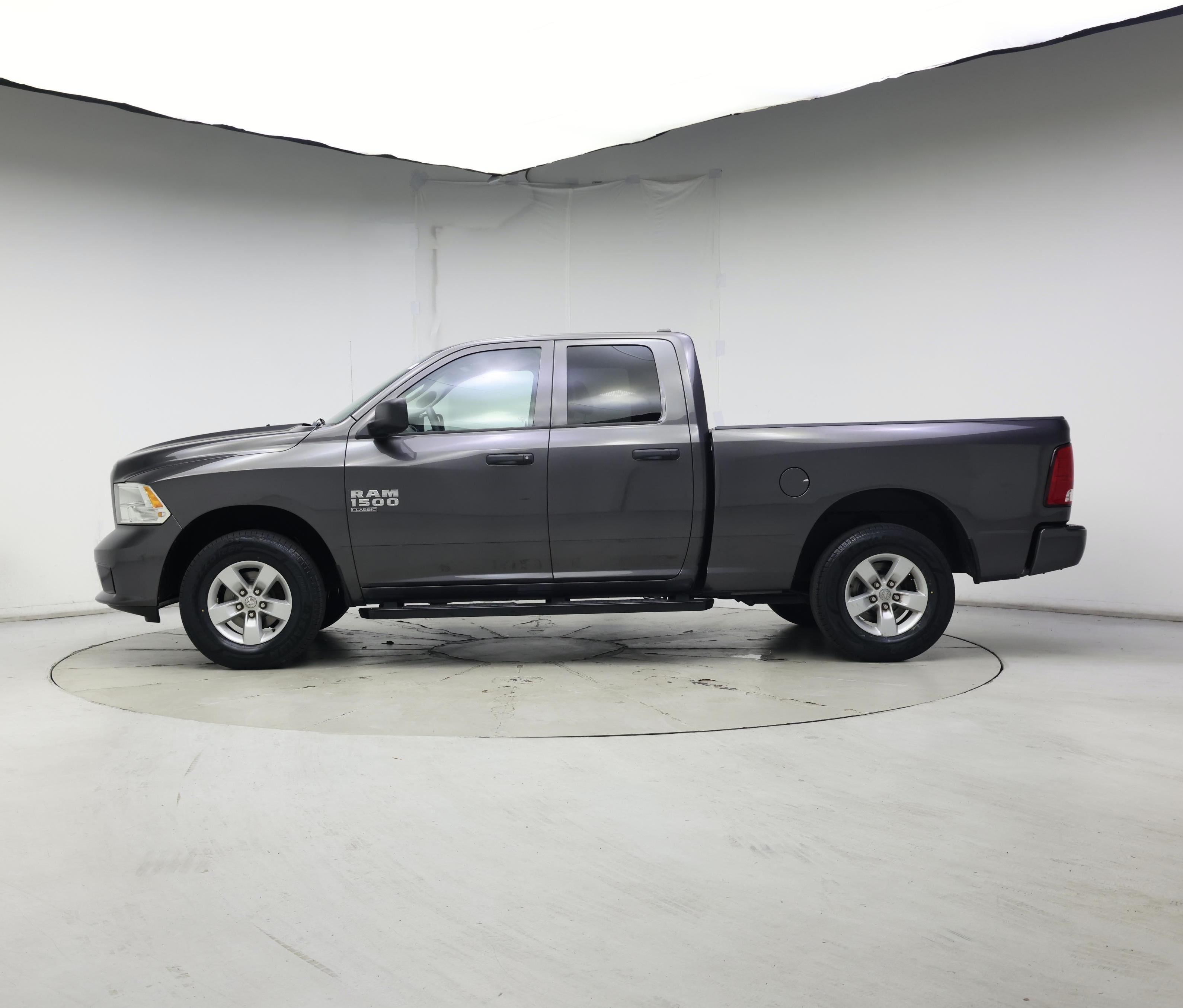 Thumbnail: 2019 RAM 1500 Classic - 3