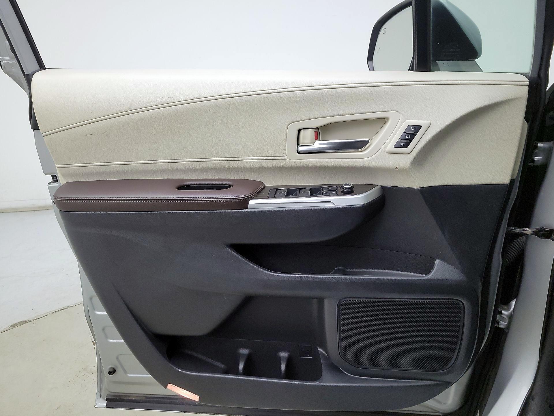 Thumbnail: 2021 Toyota Sienna - 12