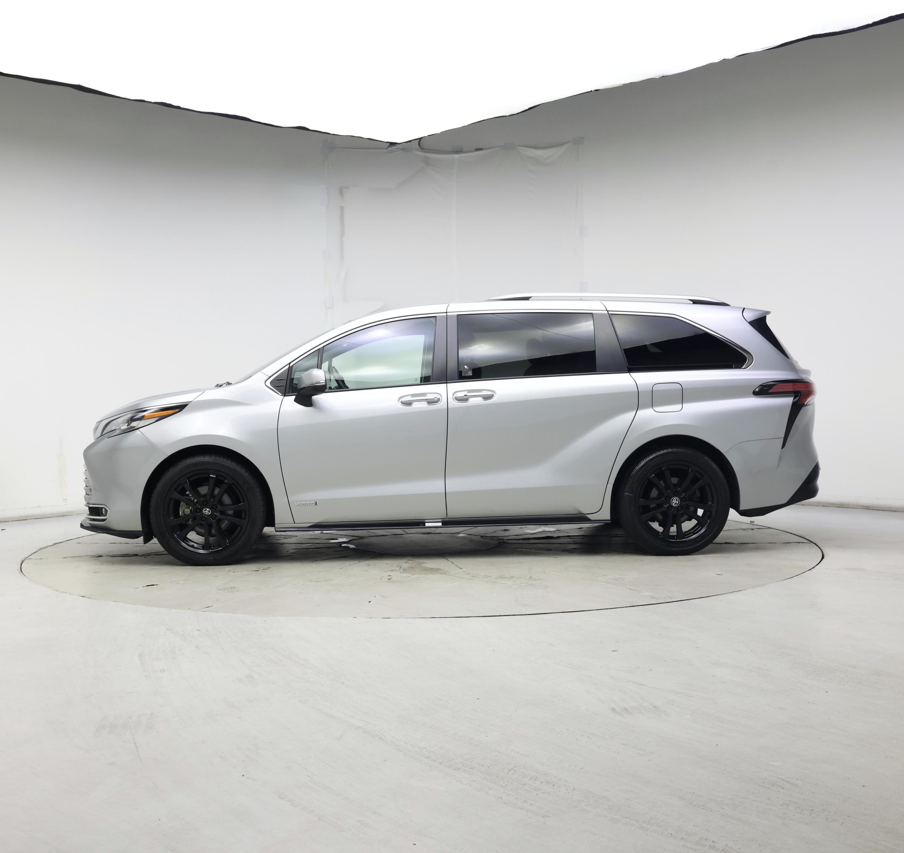 Thumbnail: 2021 Toyota Sienna - 3