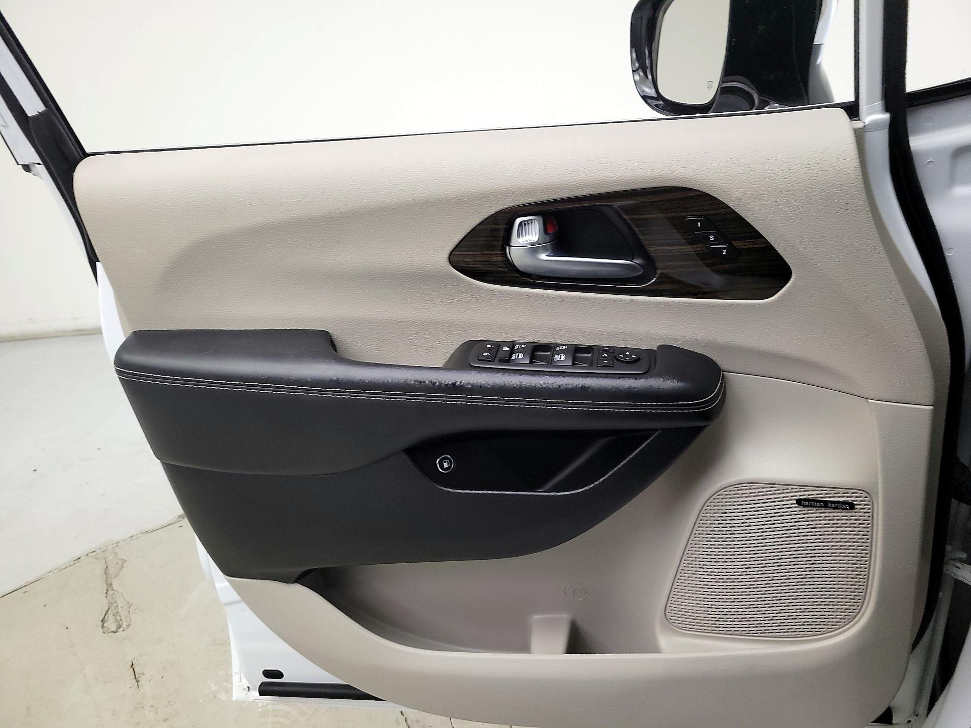 Thumbnail: 2023 Chrysler Pacifica - 12