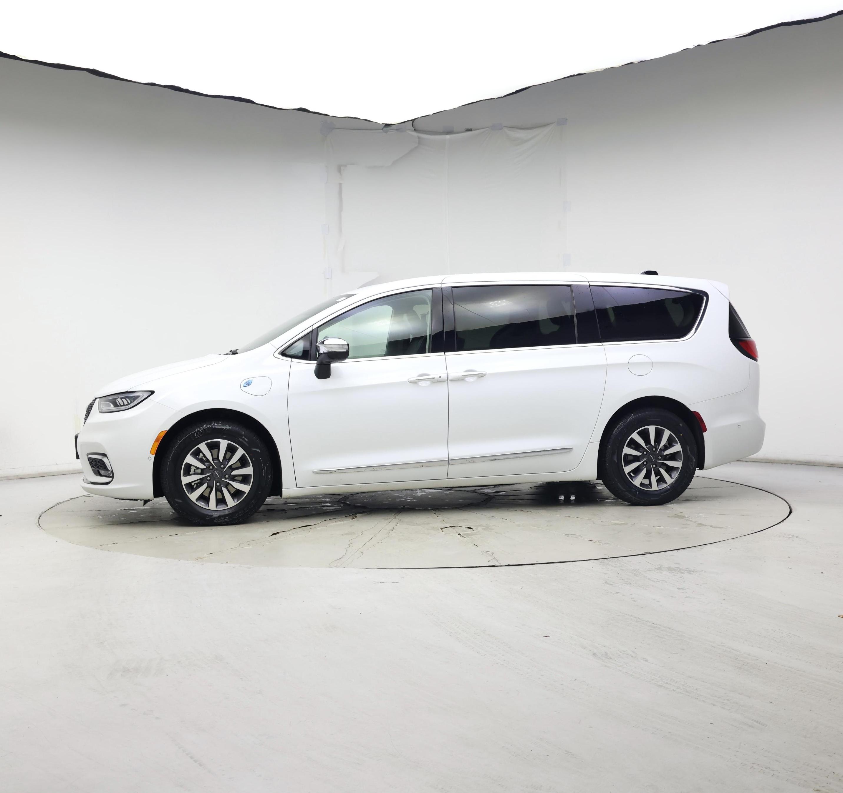 Thumbnail: 2023 Chrysler Pacifica - 3