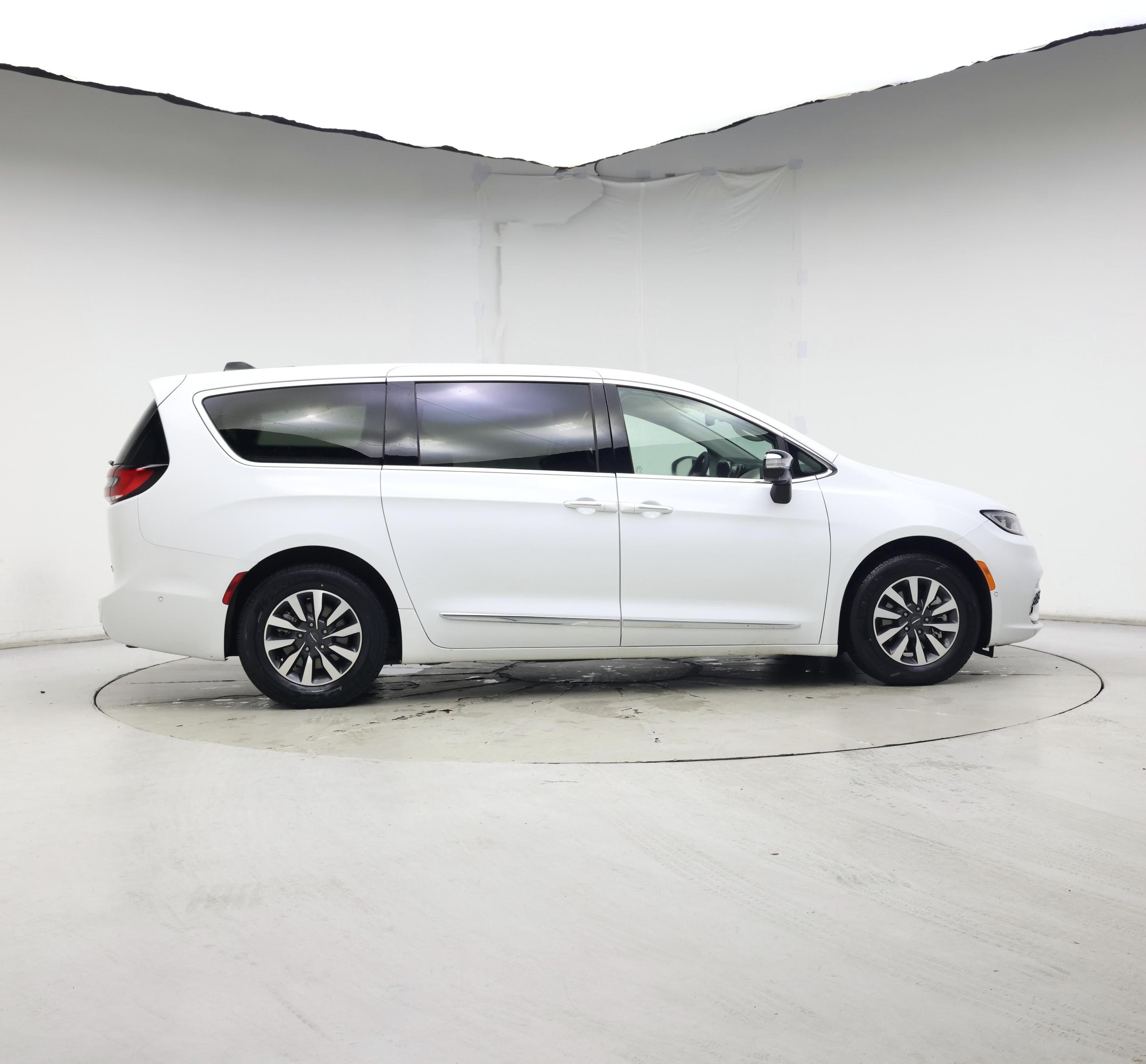 Thumbnail: 2023 Chrysler Pacifica - 7
