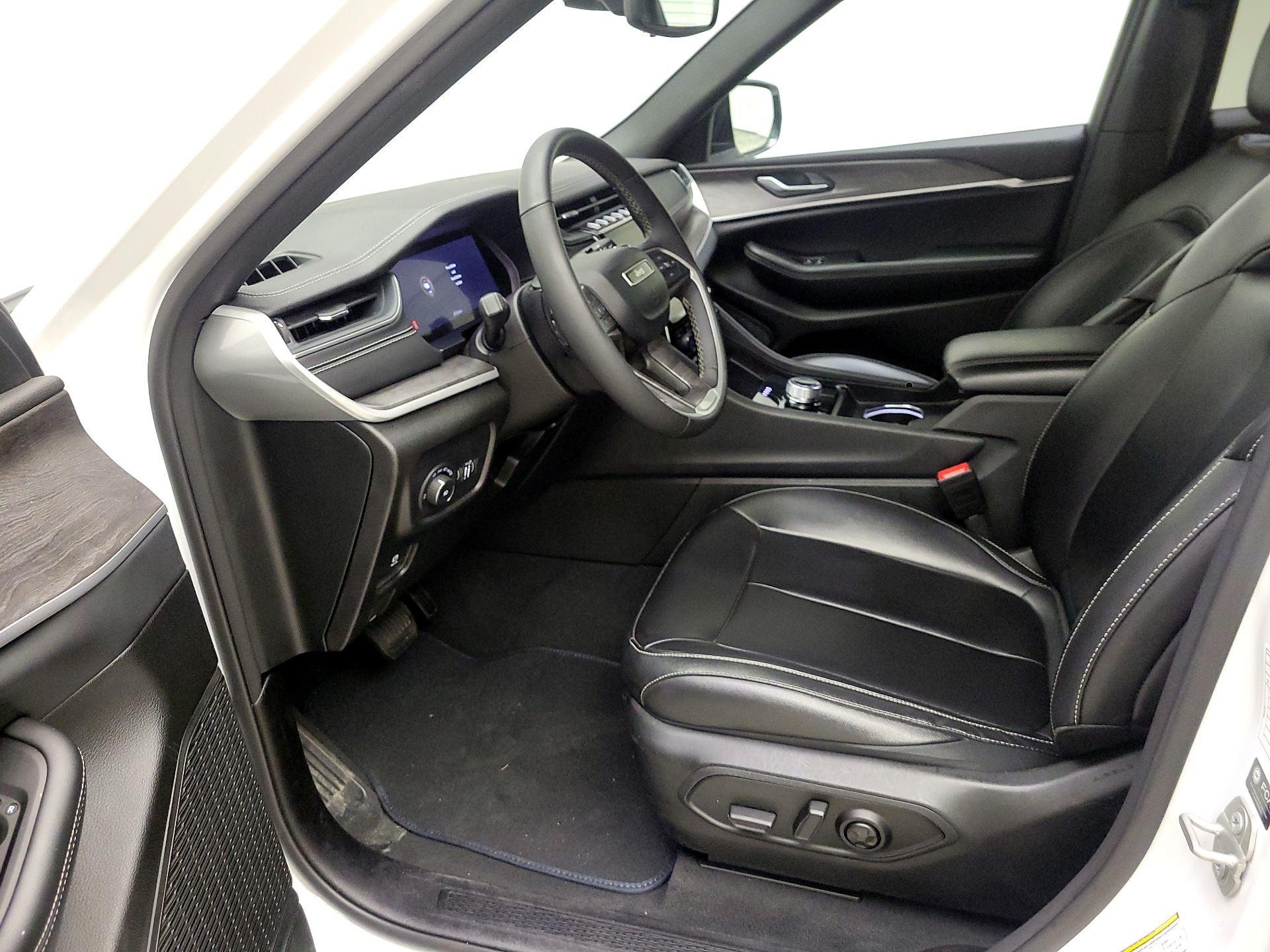 Thumbnail: 2024 Jeep Grand Cherokee - 11