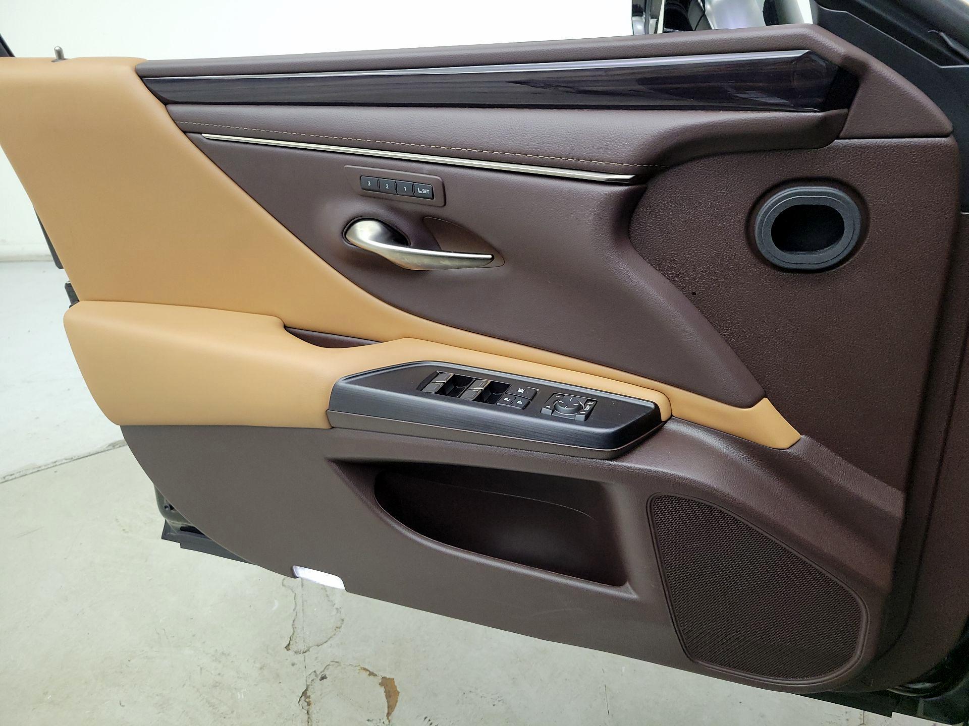 Thumbnail: 2021 Lexus ES - 12
