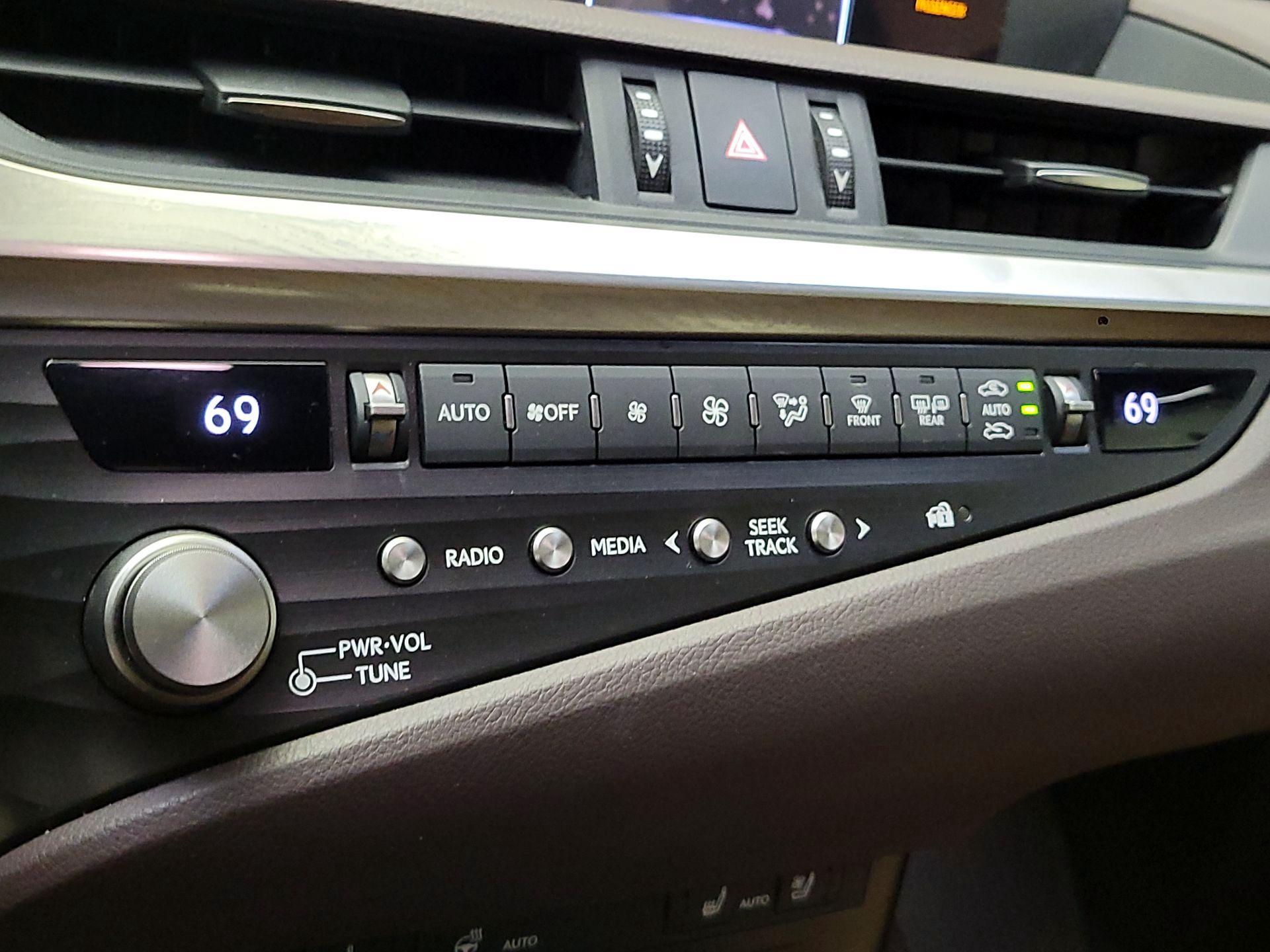 Thumbnail: 2021 Lexus ES - 16