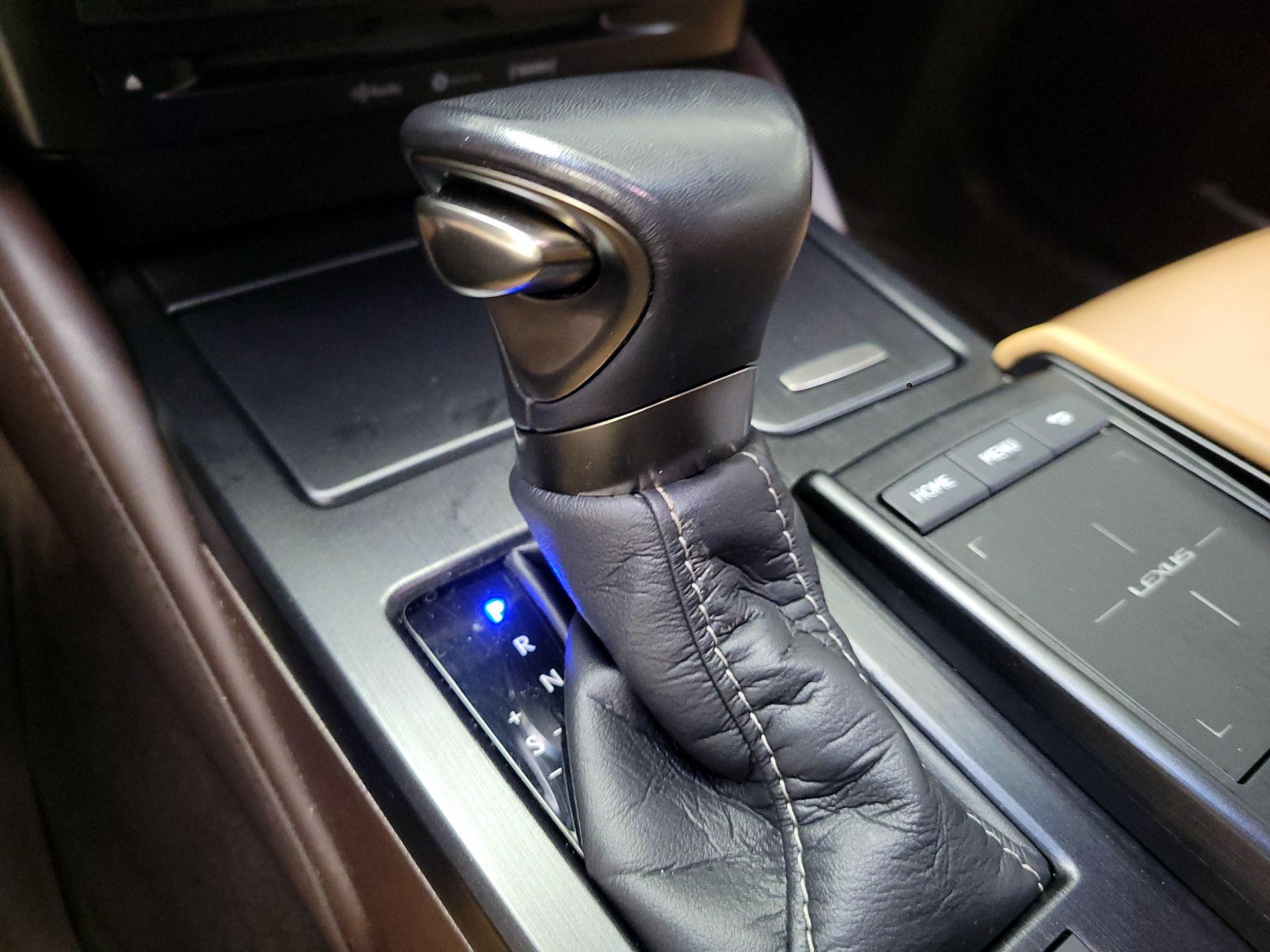 Thumbnail: 2021 Lexus ES - 17