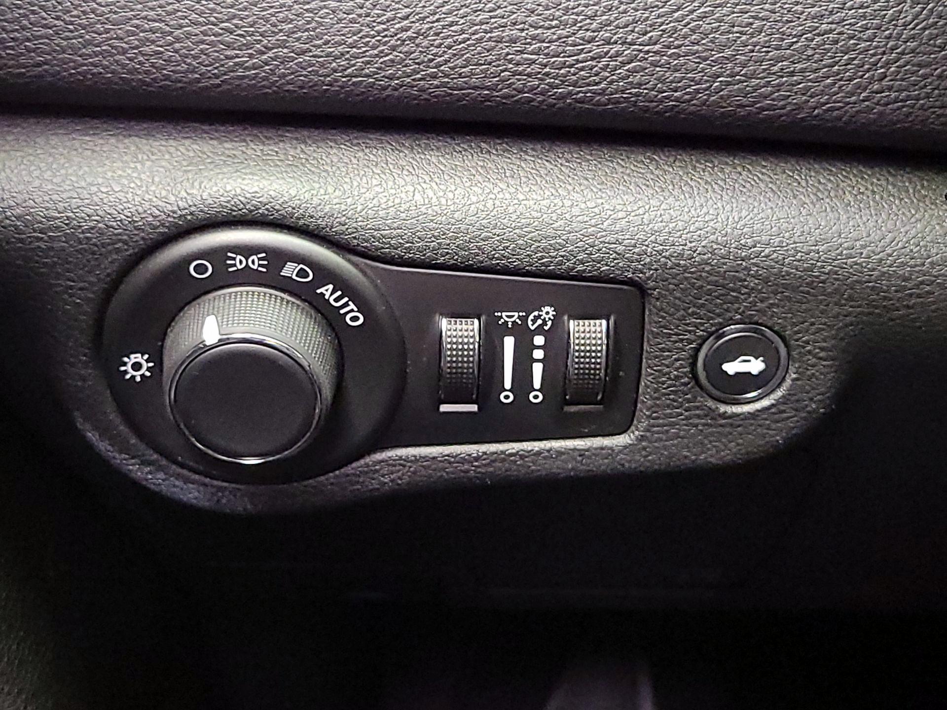 Thumbnail: 2015 Chrysler 200 - 13