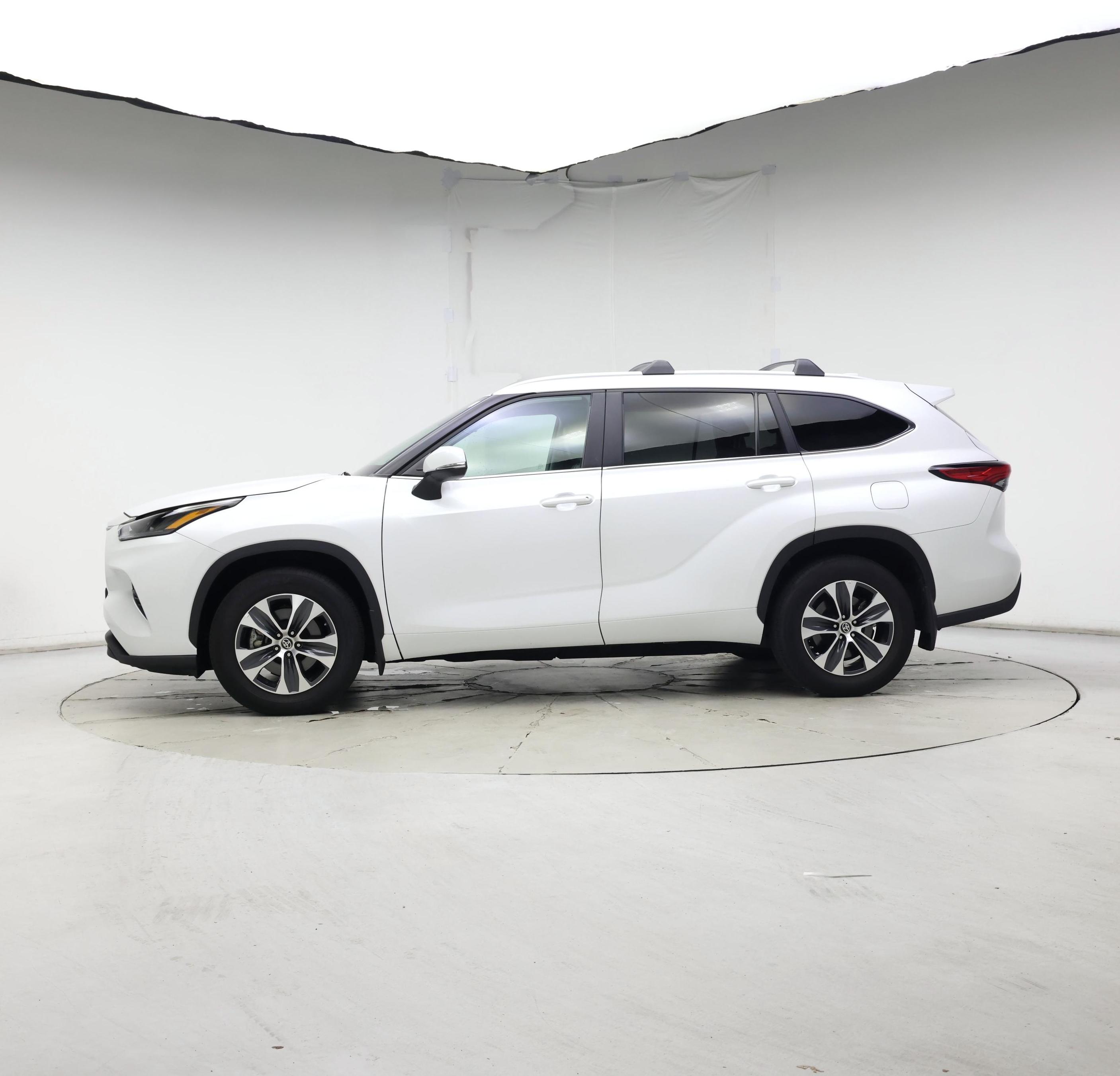 Thumbnail: 2023 Toyota Highlander - 3