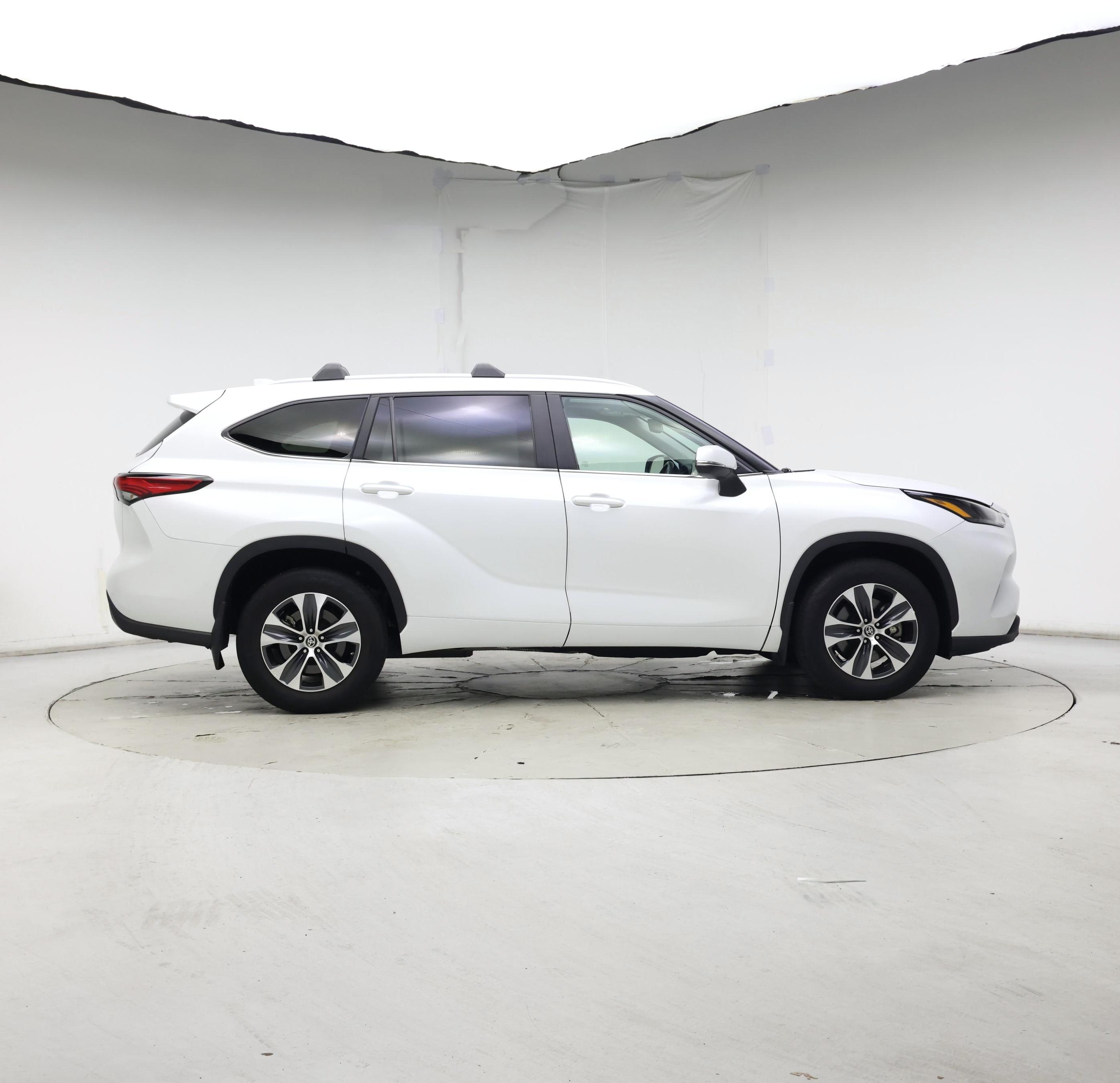 Thumbnail: 2023 Toyota Highlander - 7