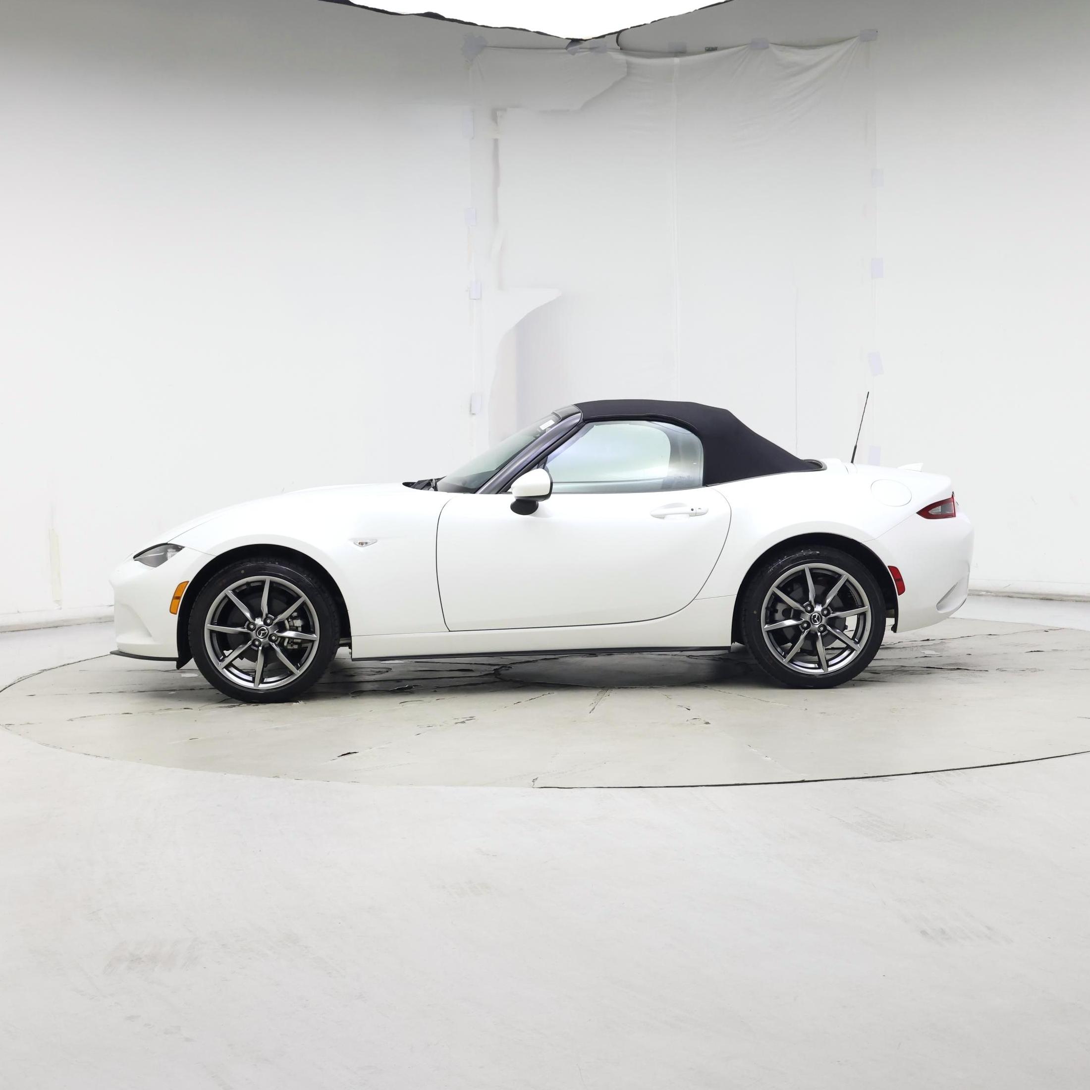 Thumbnail: 2021 Mazda MX-5 Miata - 3