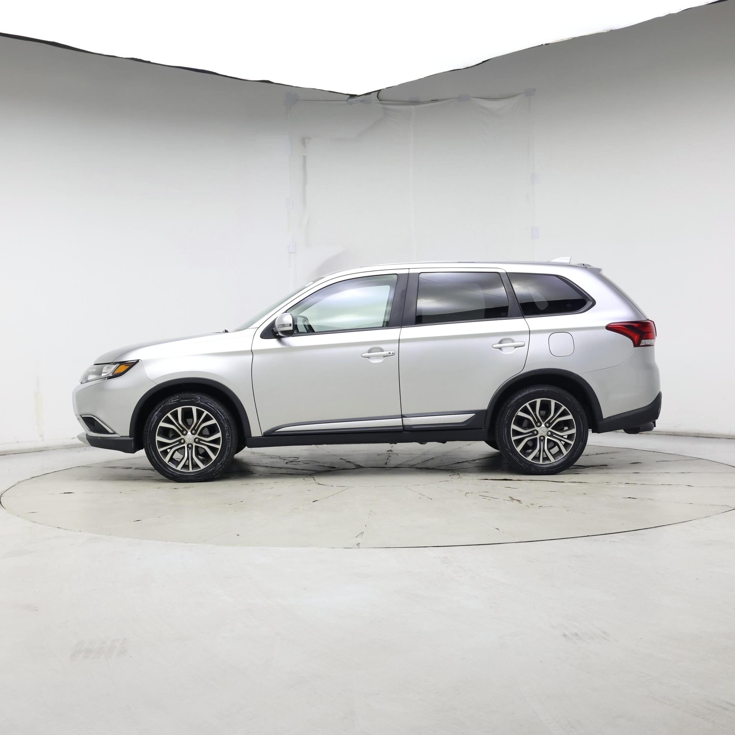 Thumbnail: 2018 Mitsubishi Outlander - 3