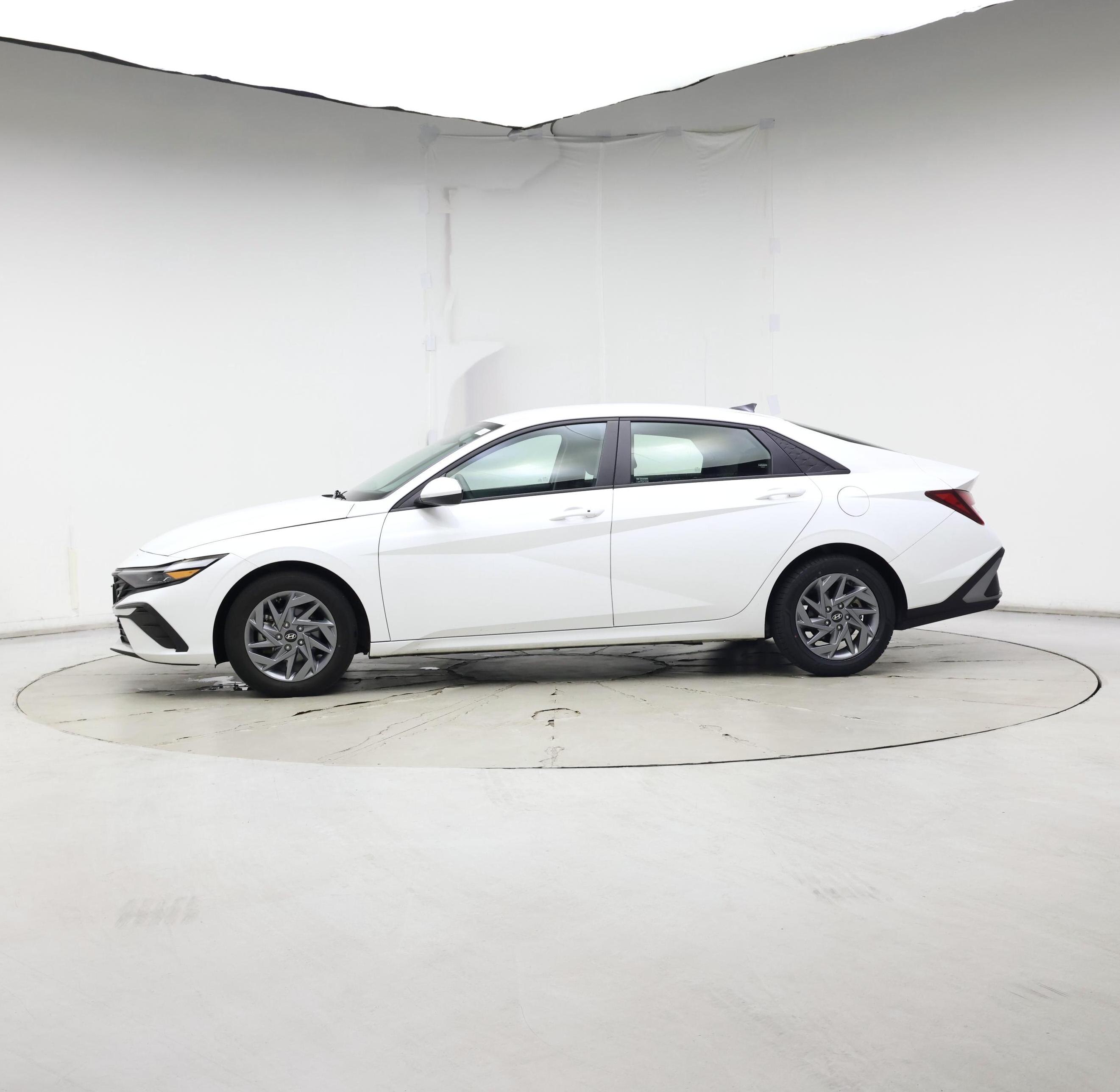 Thumbnail: 2024 Hyundai Elantra - 3