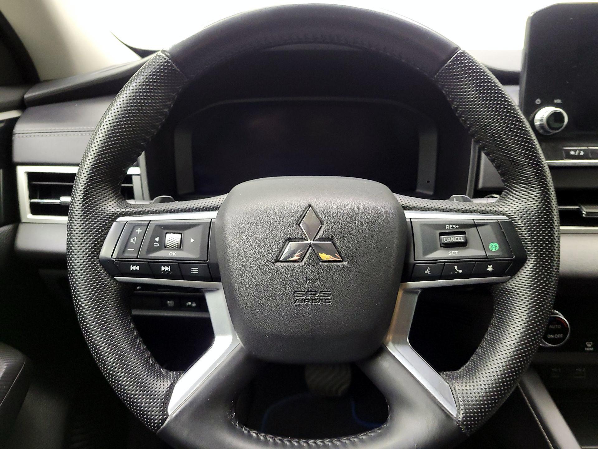 Thumbnail: 2023 Mitsubishi Outlander - 10