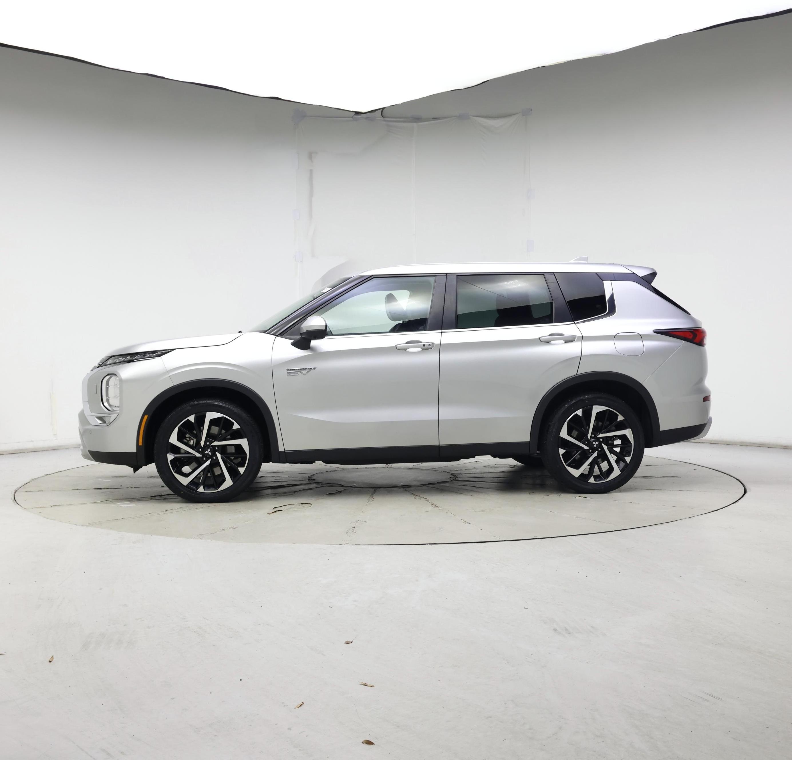 Thumbnail: 2023 Mitsubishi Outlander - 3