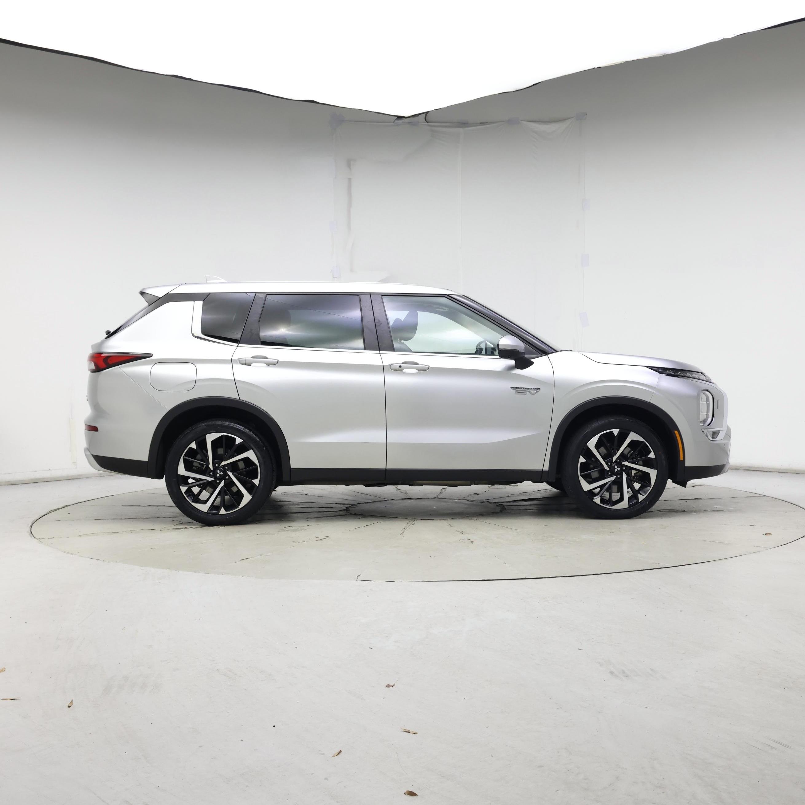 Thumbnail: 2023 Mitsubishi Outlander - 7