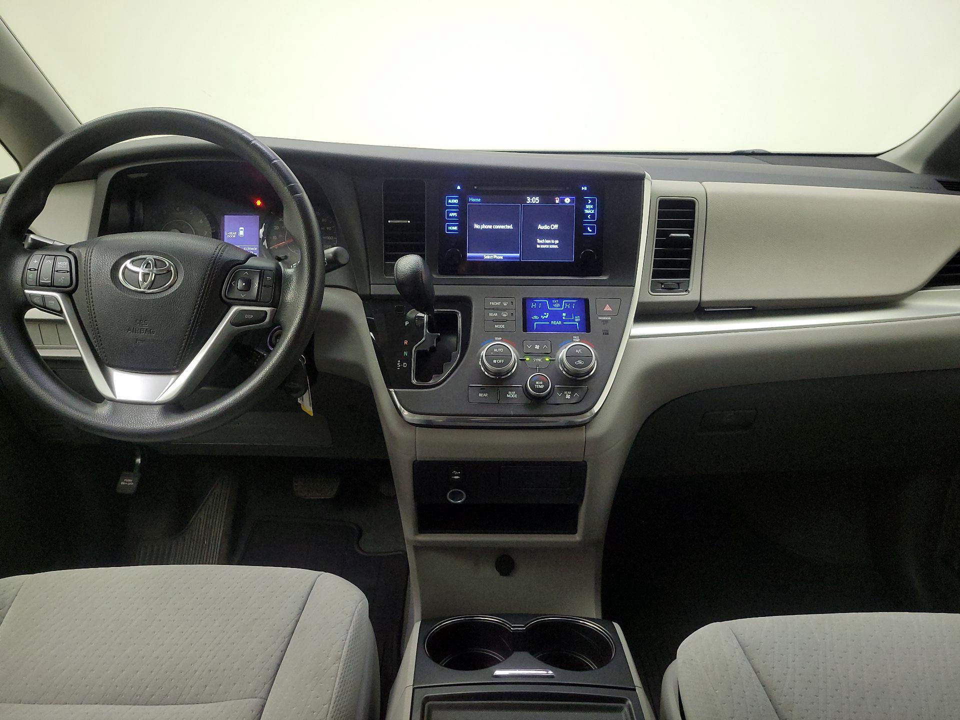 Thumbnail: 2015 Toyota Sienna - 9