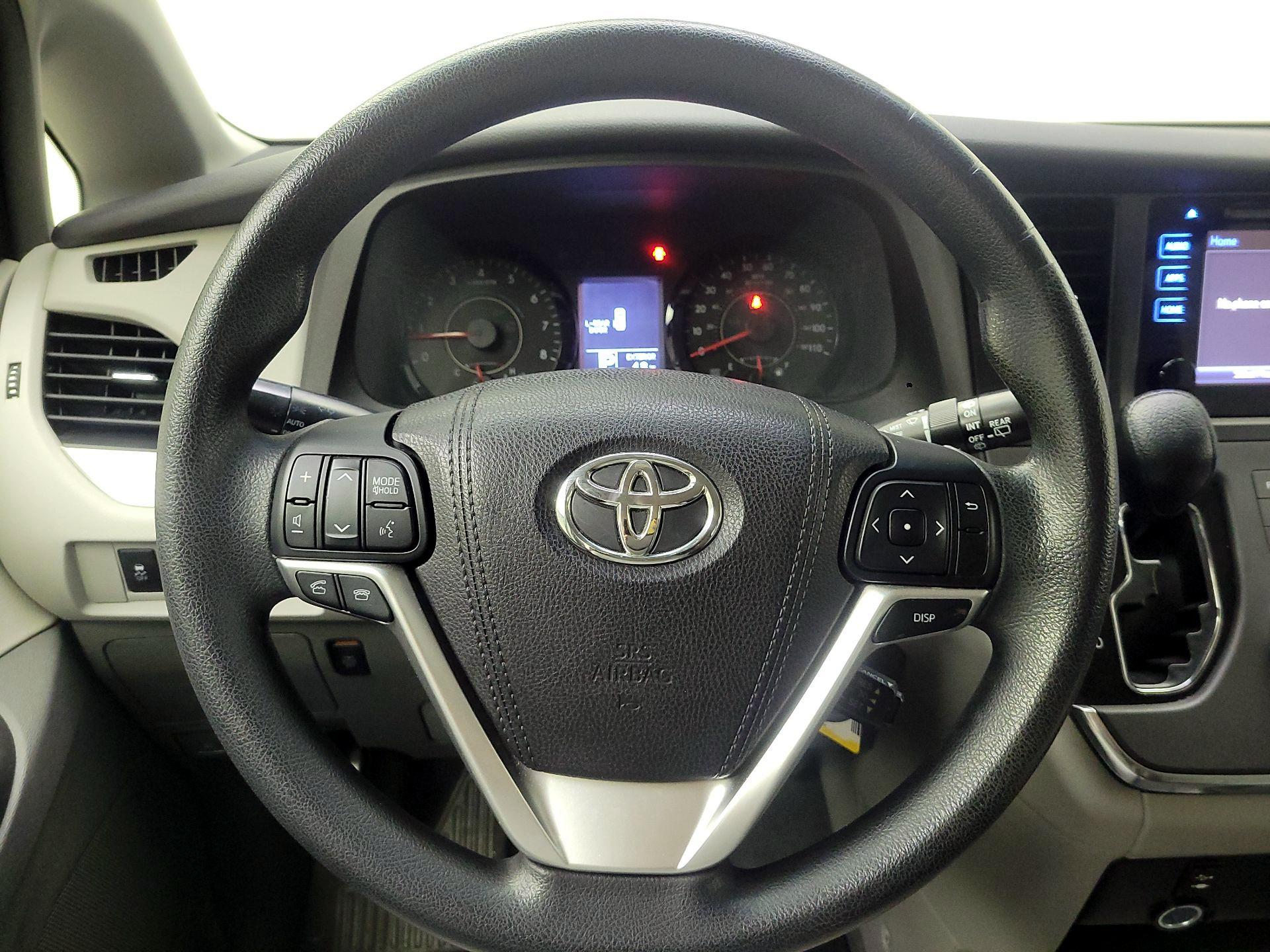 Thumbnail: 2015 Toyota Sienna - 10