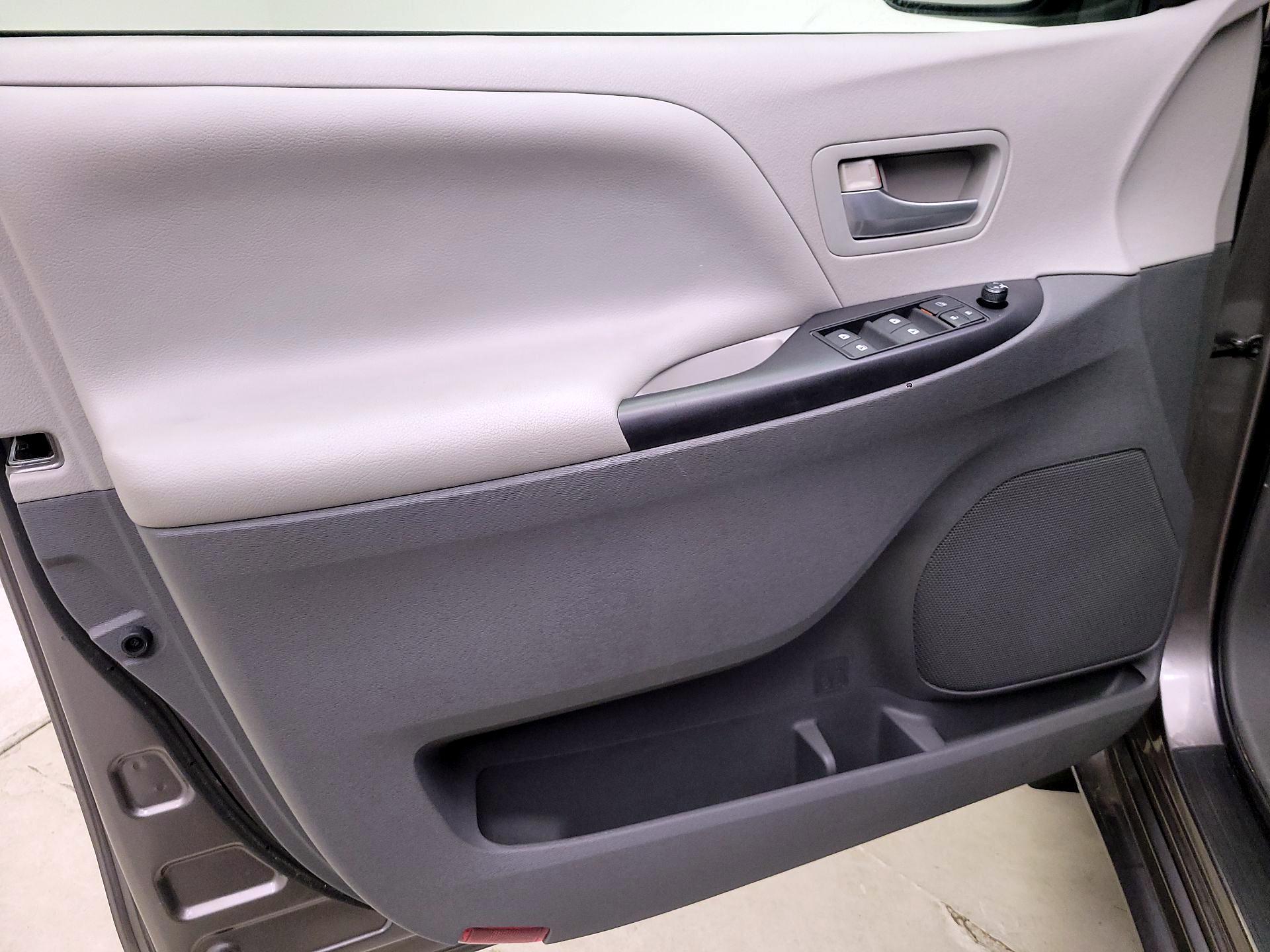 Thumbnail: 2015 Toyota Sienna - 12