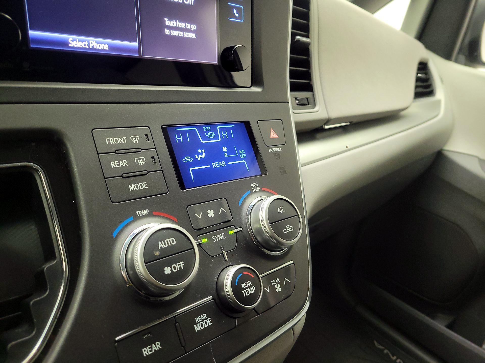 Thumbnail: 2015 Toyota Sienna - 16