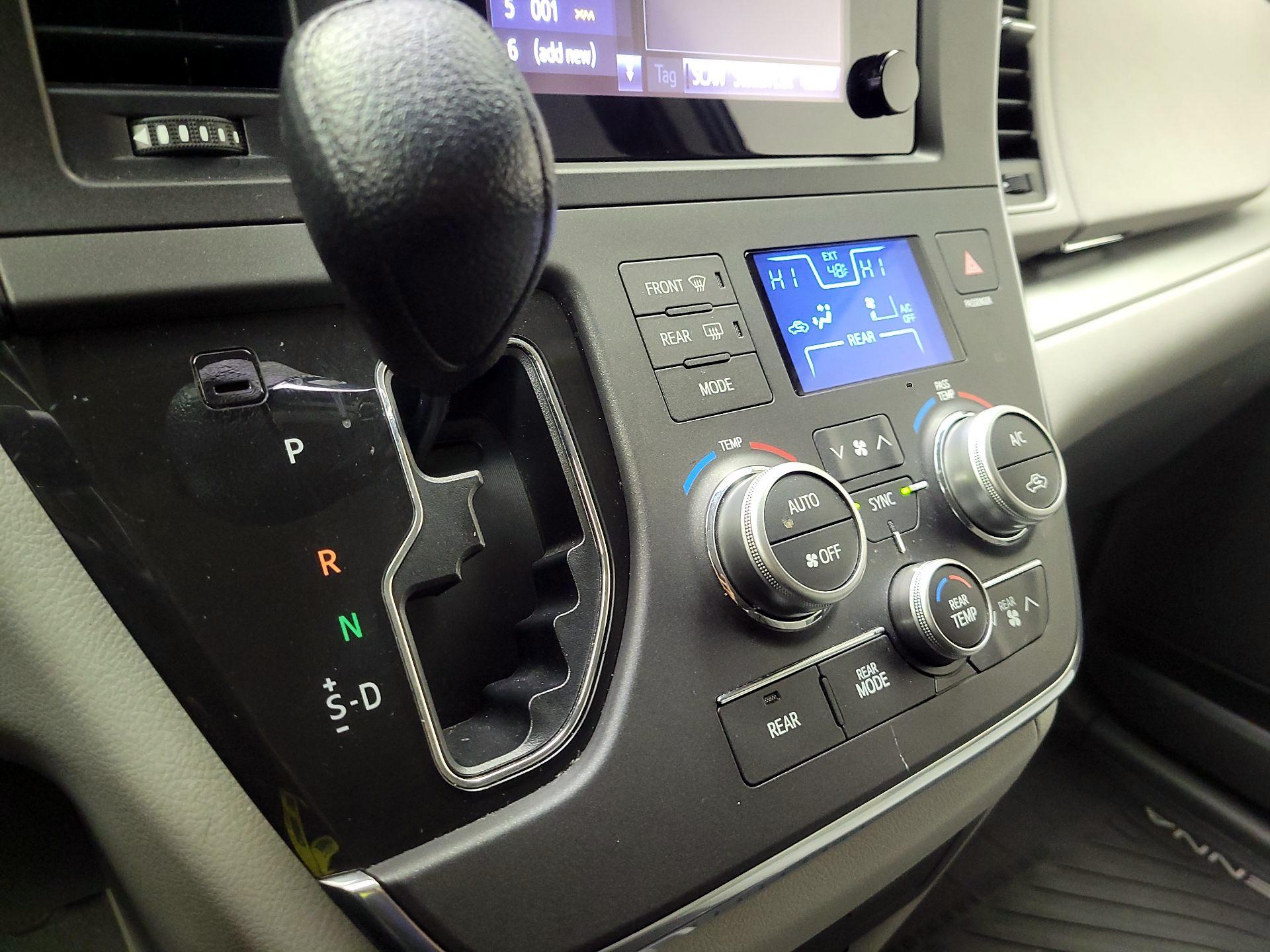 Thumbnail: 2015 Toyota Sienna - 17