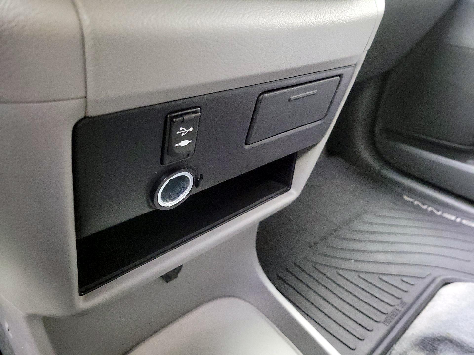 Thumbnail: 2015 Toyota Sienna - 18