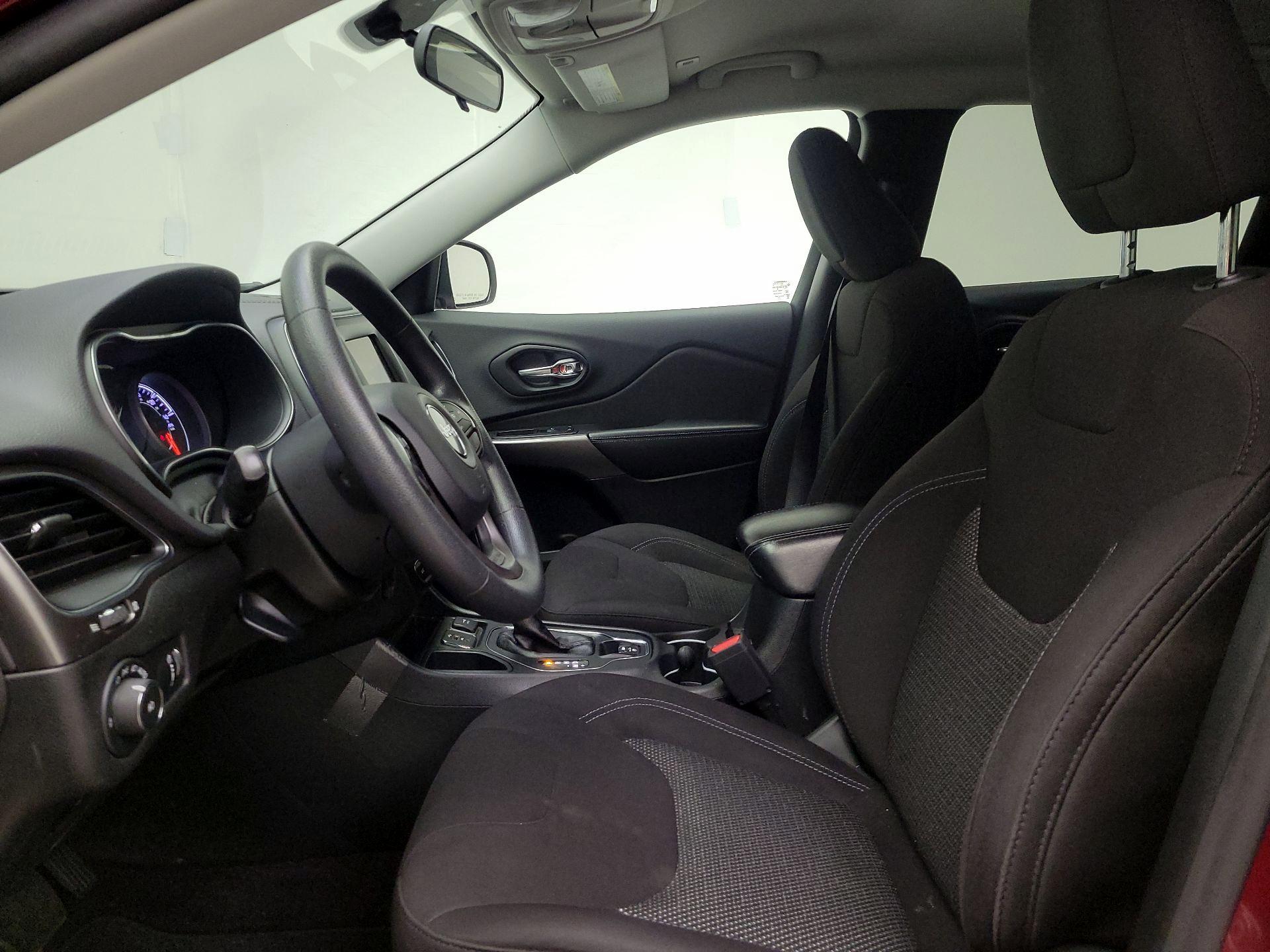 Thumbnail: 2019 Jeep Cherokee - 11