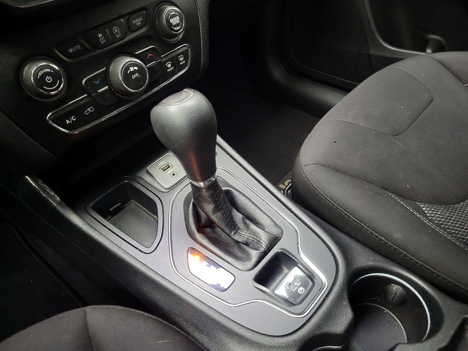 Thumbnail: 2019 Jeep Cherokee - 17