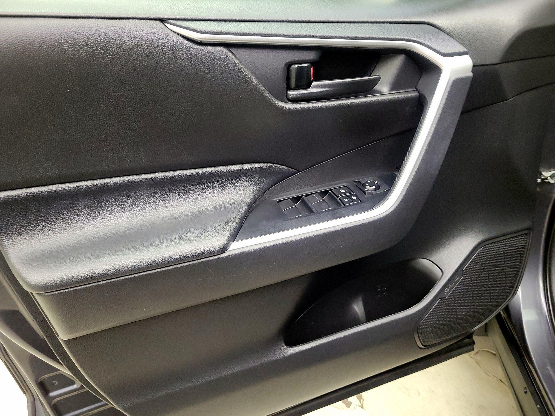 Thumbnail: 2020 Toyota RAV4 - 12
