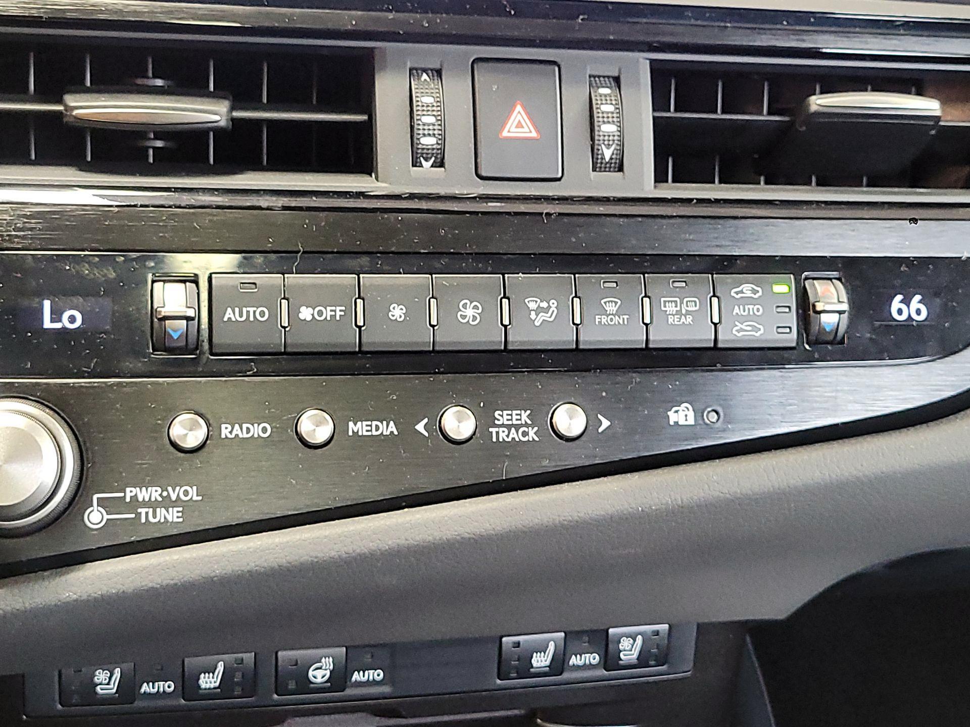 Thumbnail: 2022 Lexus ES - 16