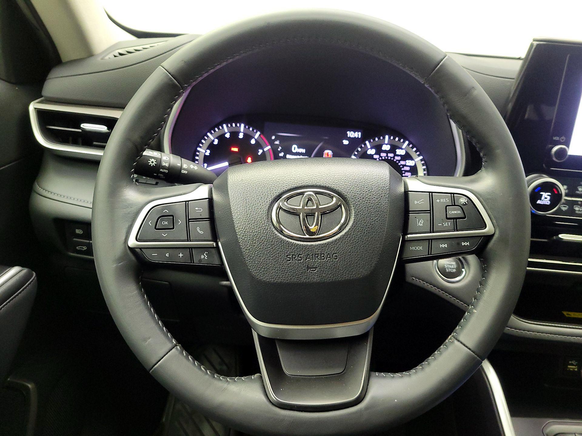 Thumbnail: 2023 Toyota Highlander - 10