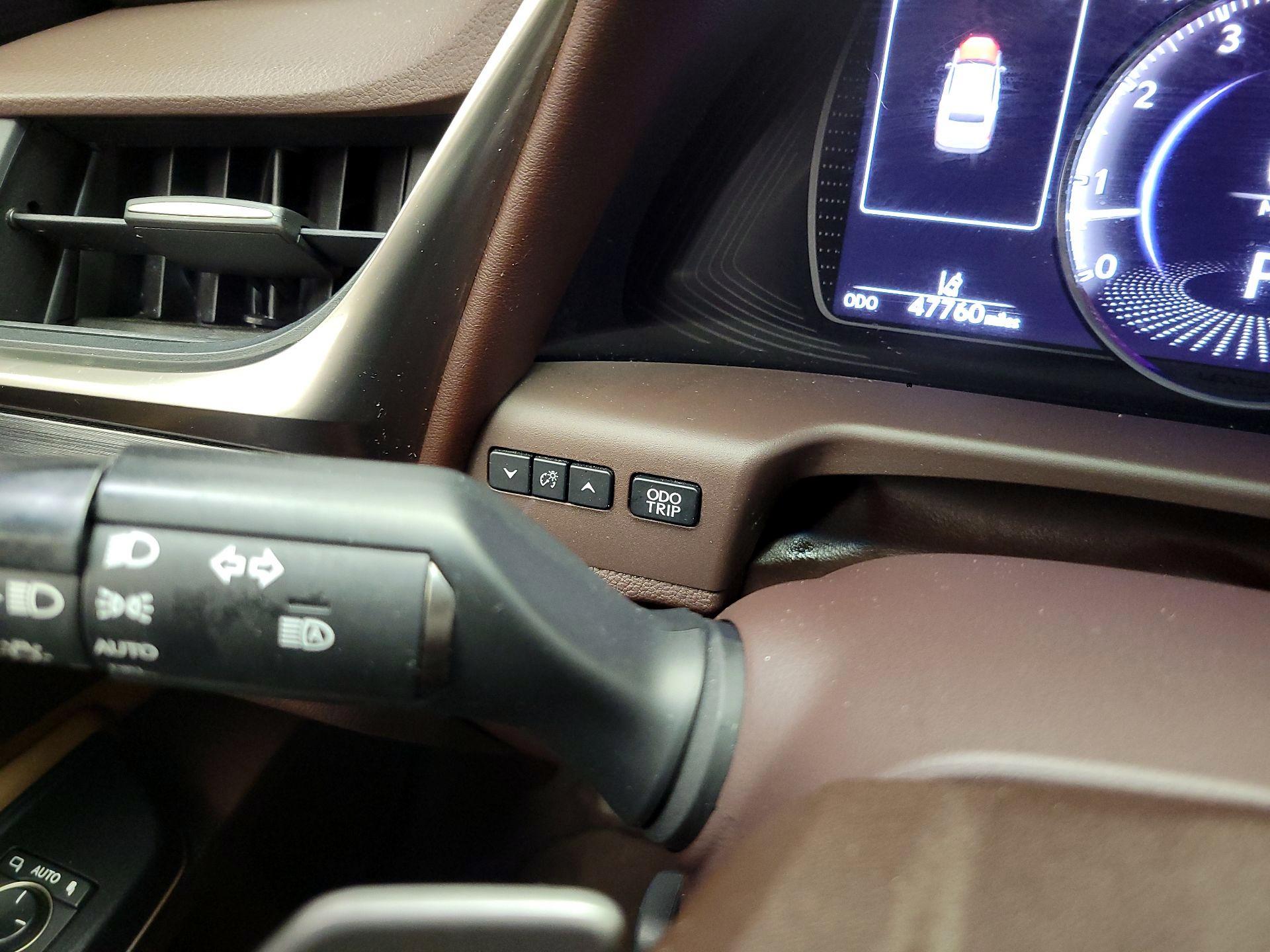 Thumbnail: 2021 Lexus ES - 13