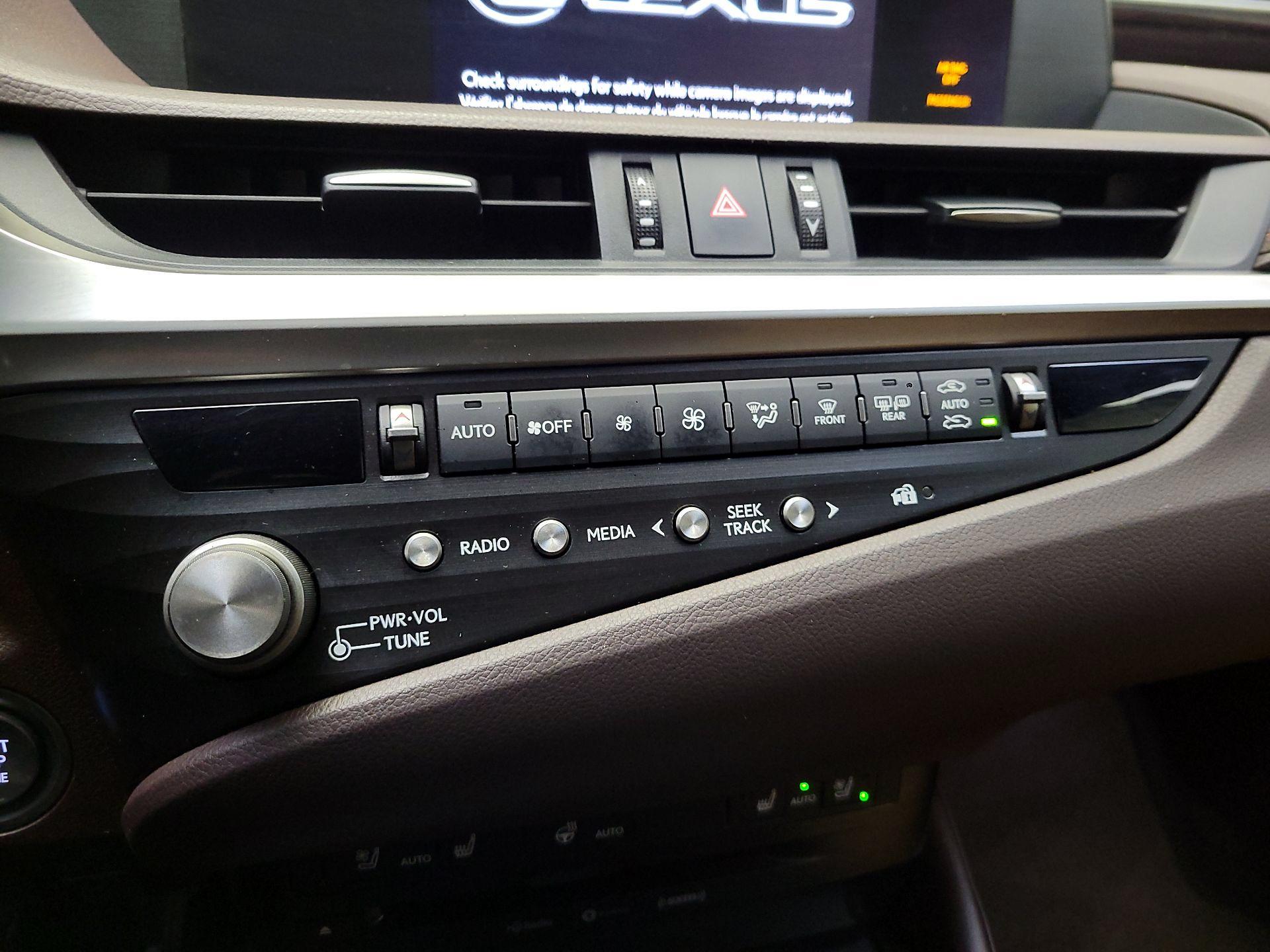 Thumbnail: 2021 Lexus ES - 16