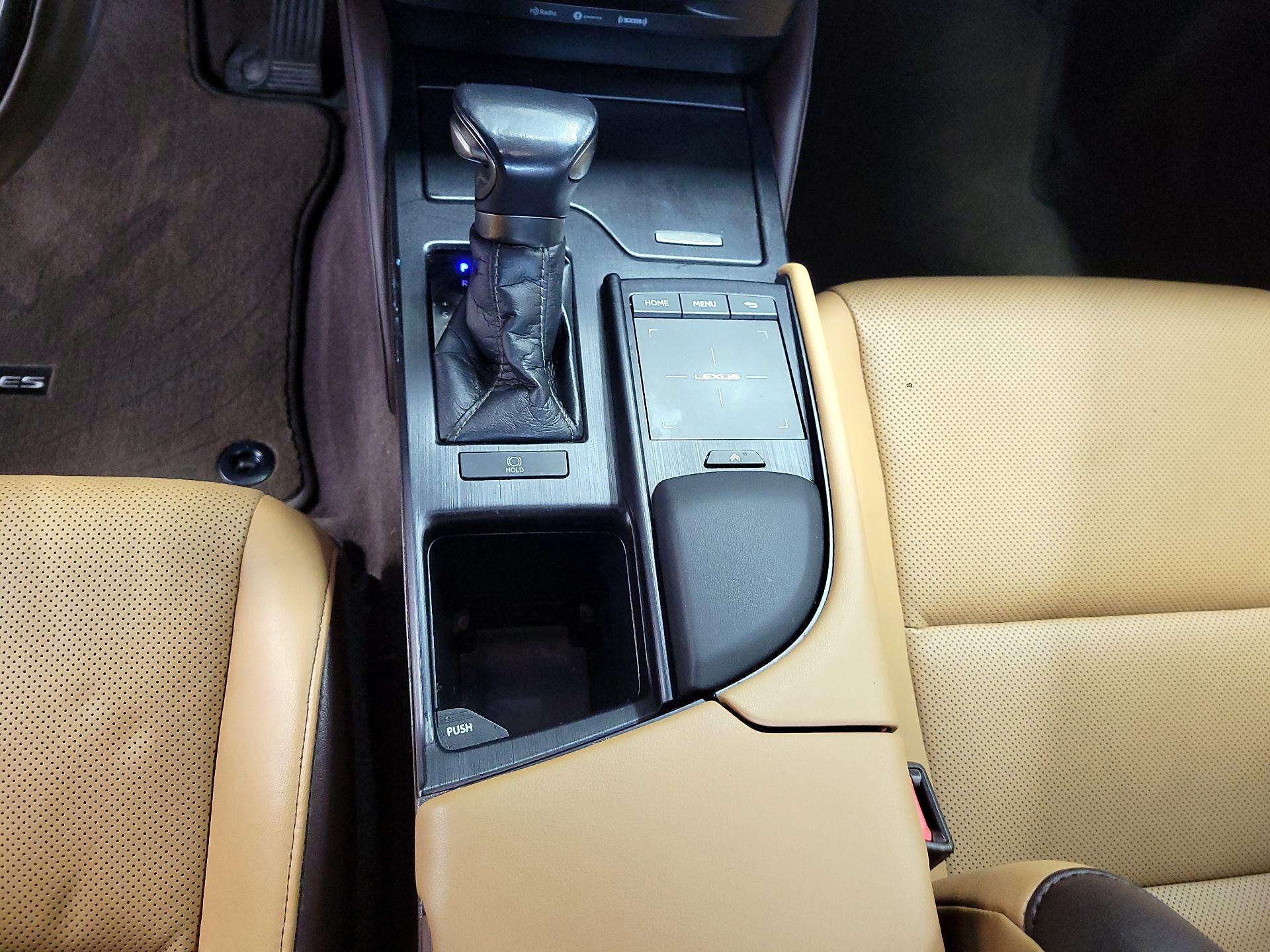 Thumbnail: 2021 Lexus ES - 17