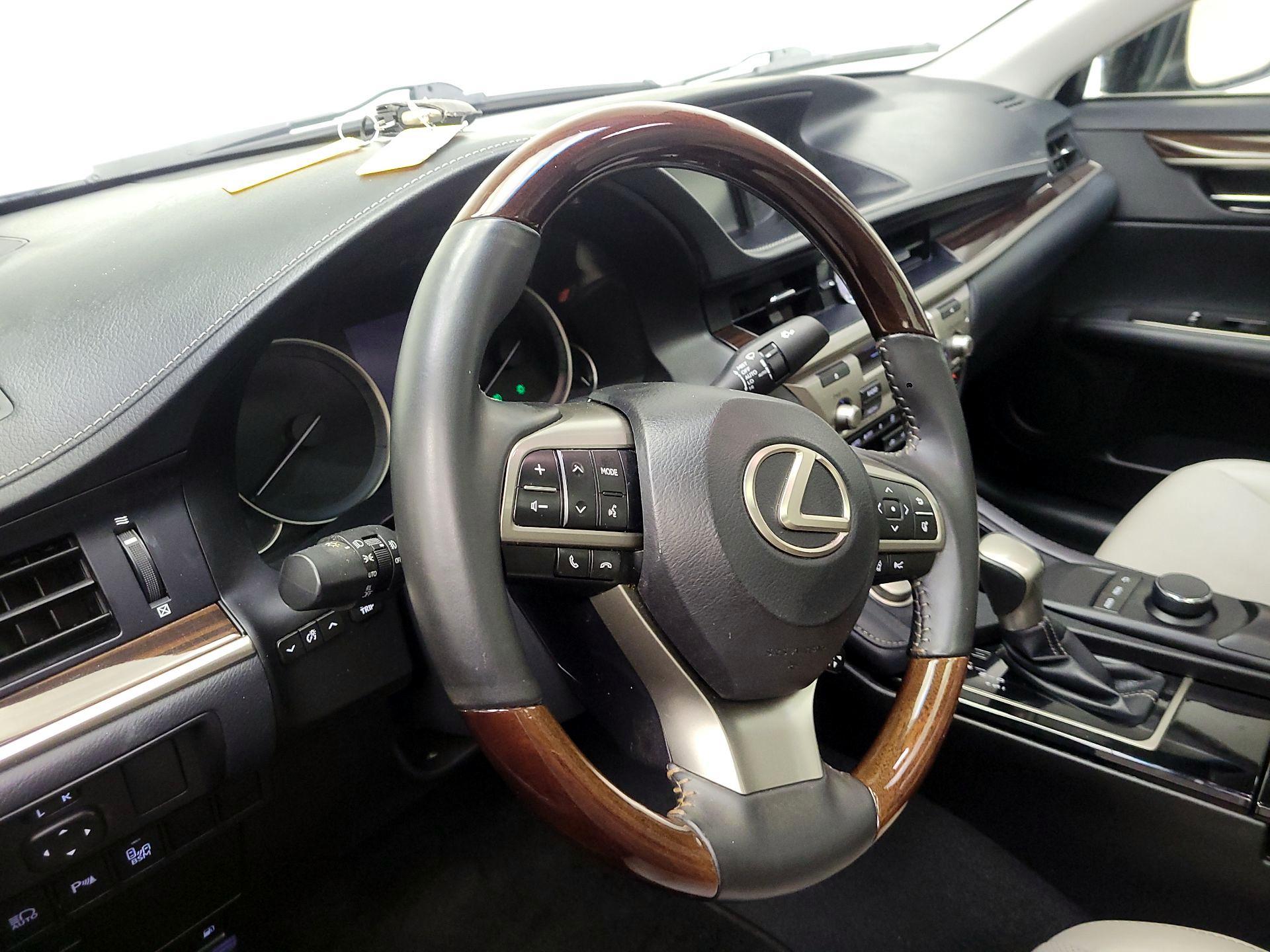Thumbnail: 2017 Lexus ES - 9
