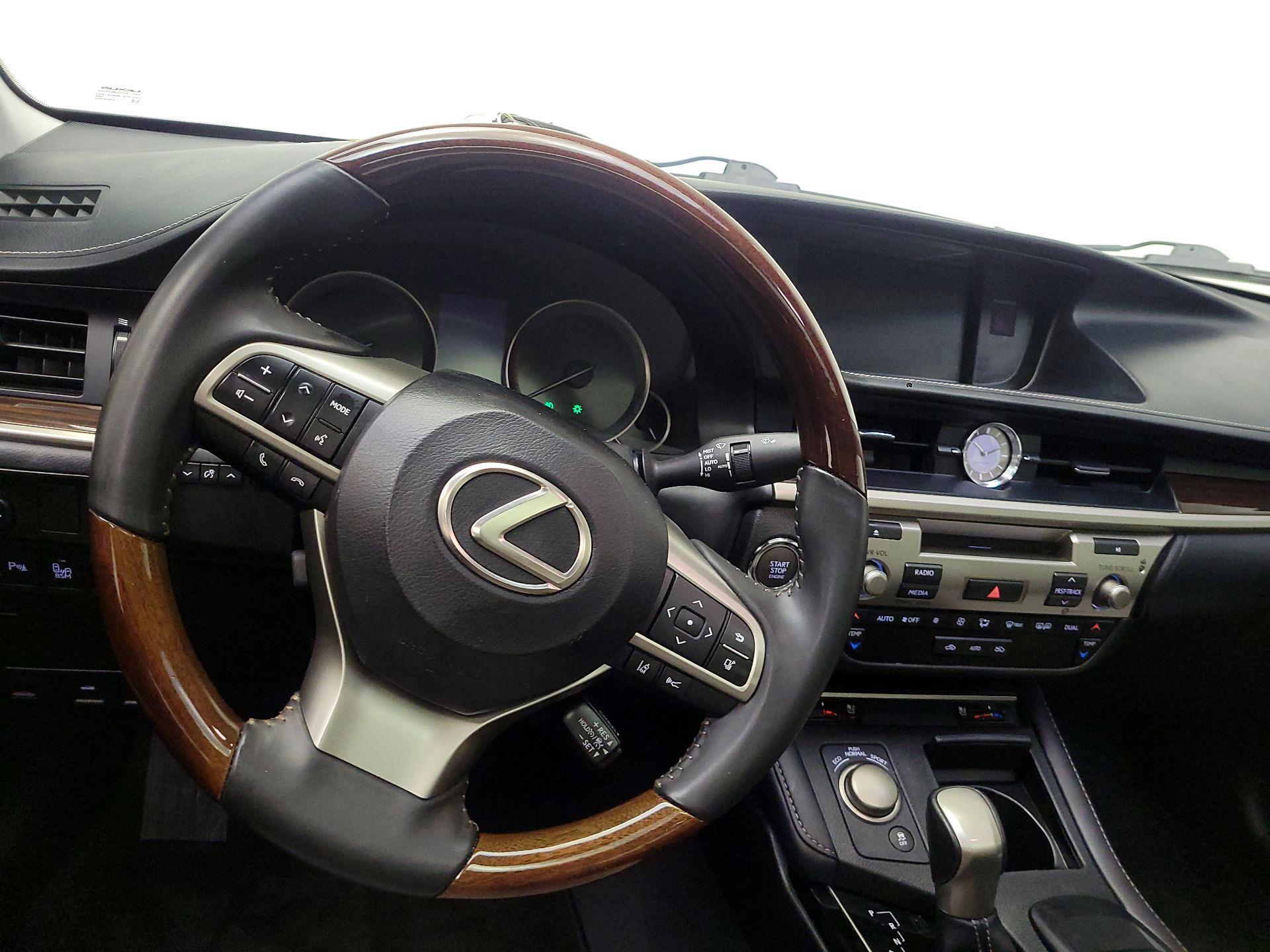 Thumbnail: 2017 Lexus ES - 10
