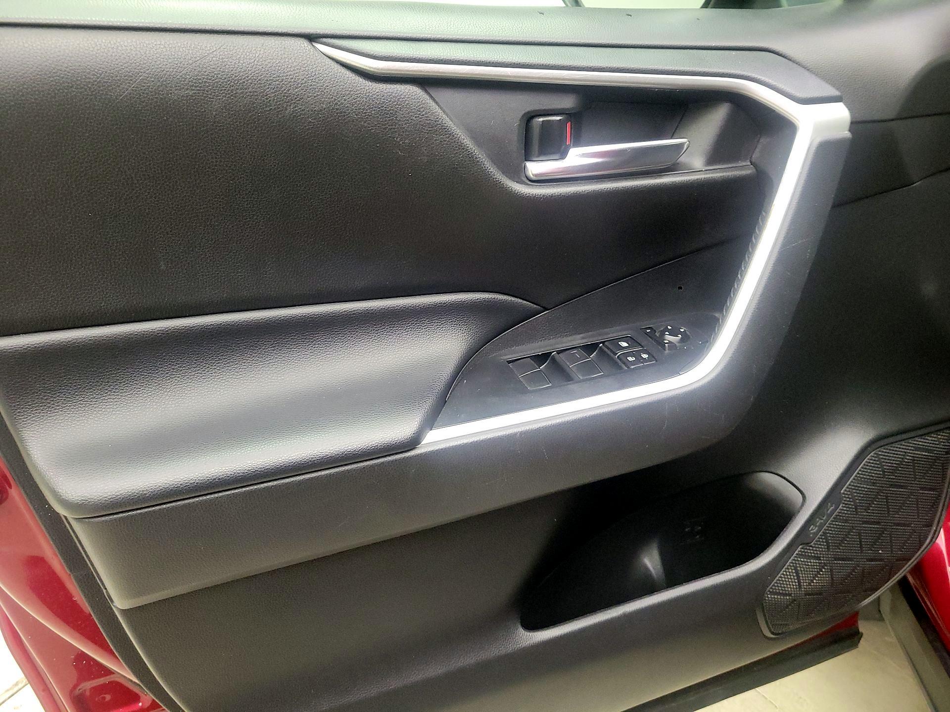 Thumbnail: 2020 Toyota RAV4 - 12