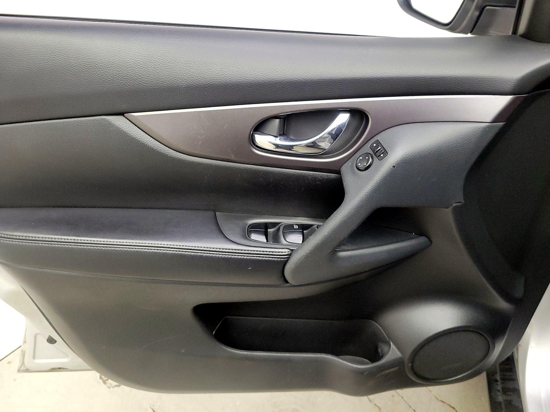 Thumbnail: 2016 Nissan Rogue - 12