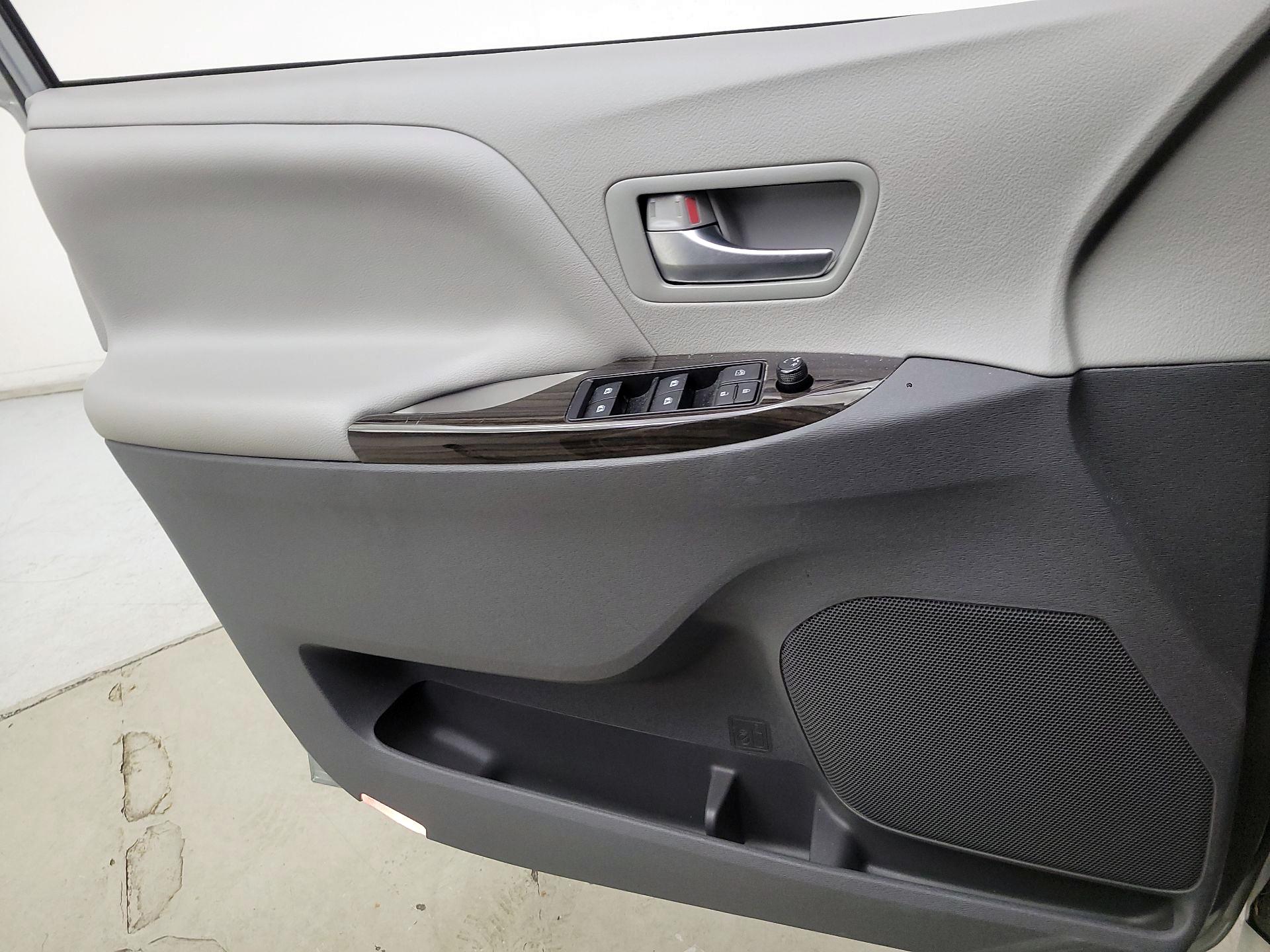 Thumbnail: 2020 Toyota Sienna - 12